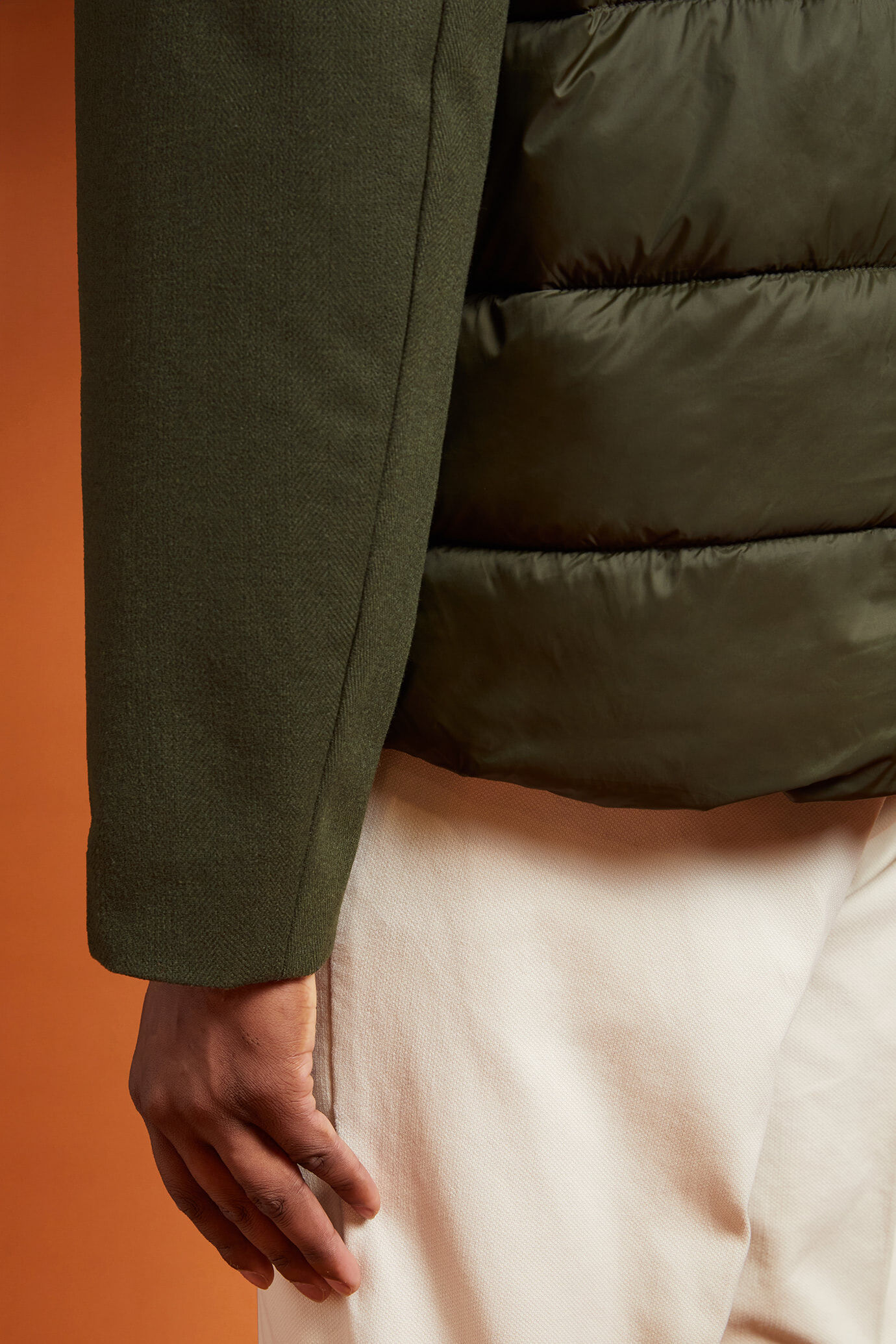 Gefütterte Herrenjacke aus technischem Gewebe mit verstellbarer Kapuze in Übergröße image number 2