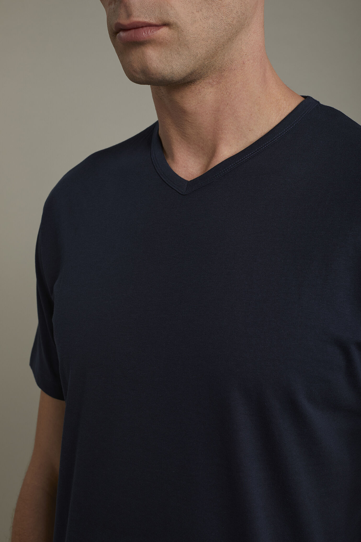 Herren-T-Shirt mit V-Ausschnitt aus 100 % Baumwolljersey in normaler Passform image number 3