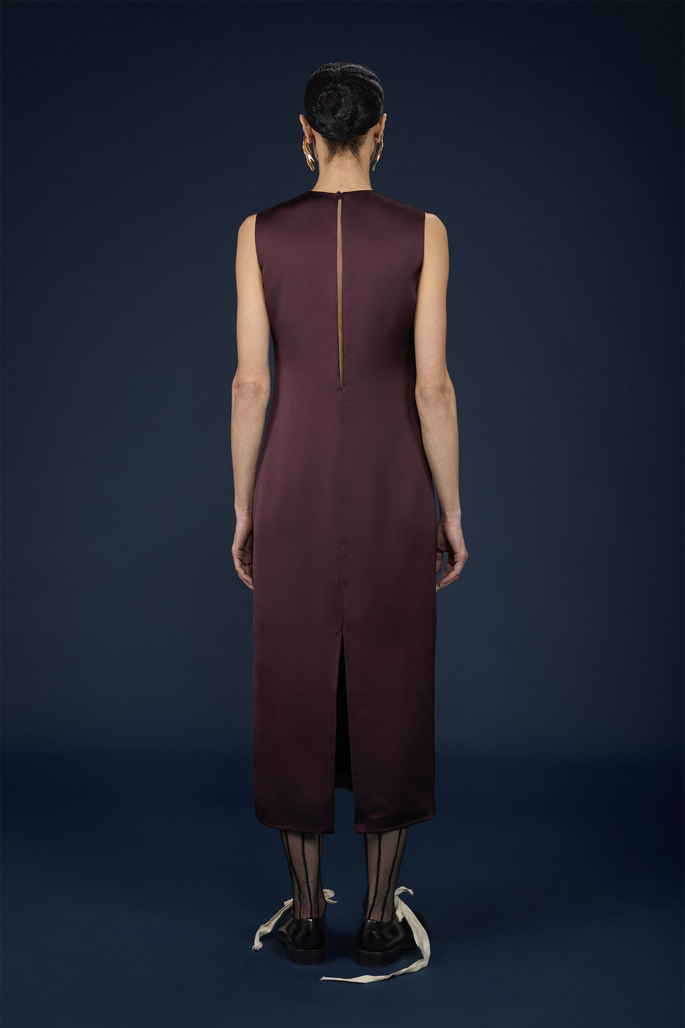Langes Damenkleid mit Rundhalsausschnitt und Rückenöffnung image number 3