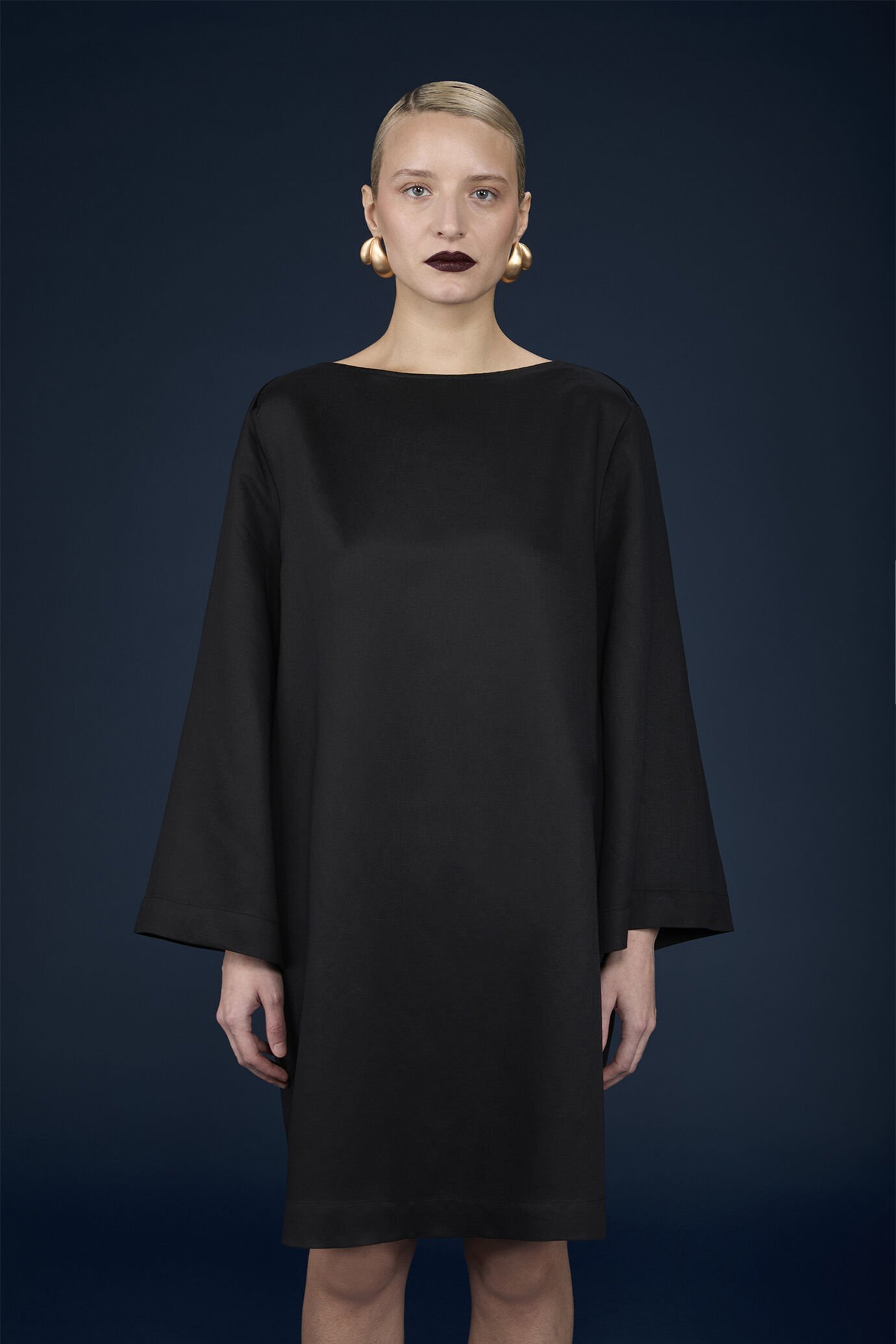 Robe courte pour femme, modèle en trapèze avec manches trois-quarts et fentes image number 1