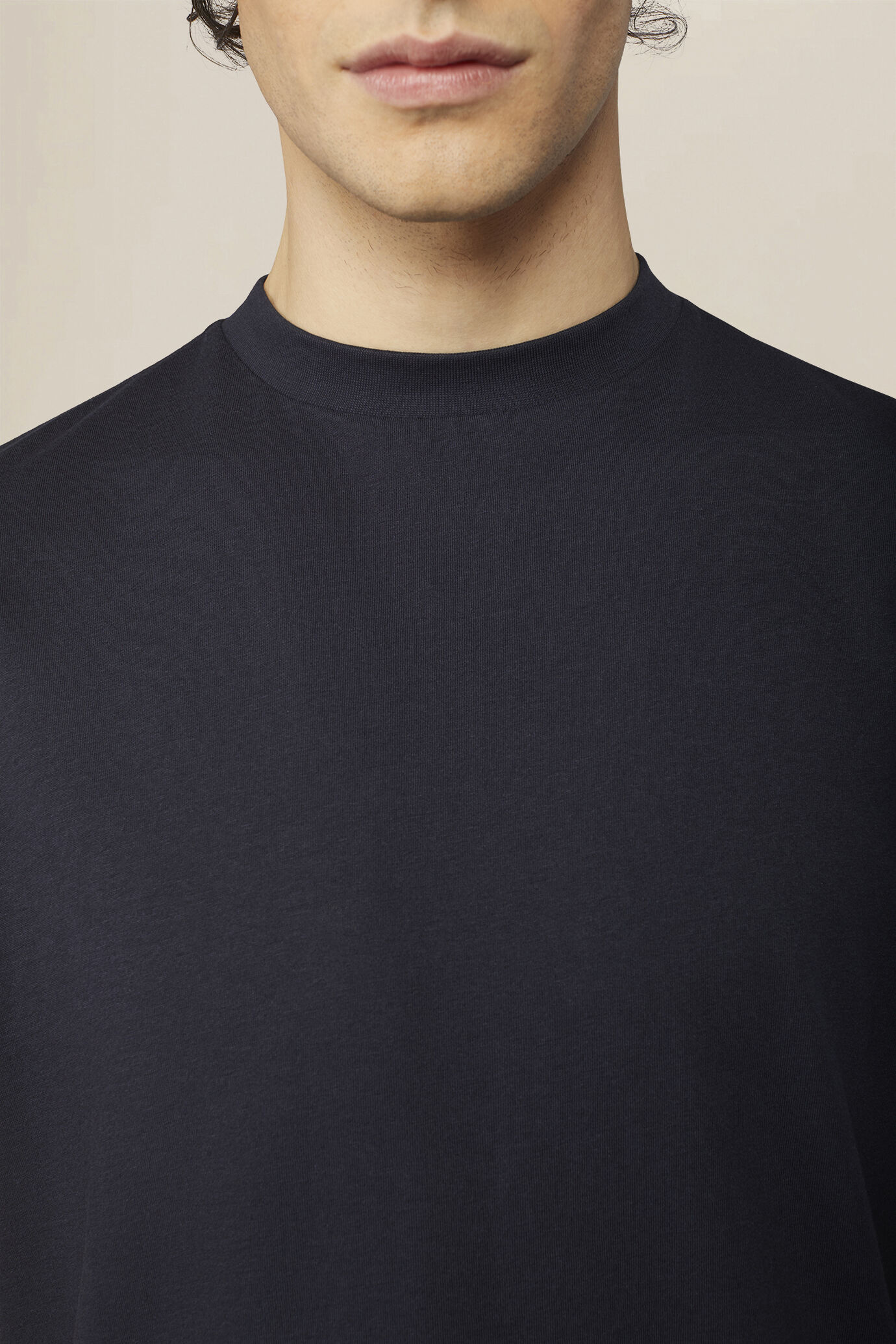 Men's T-shirt in 100% cotton jersey with slightly high neck image number 2