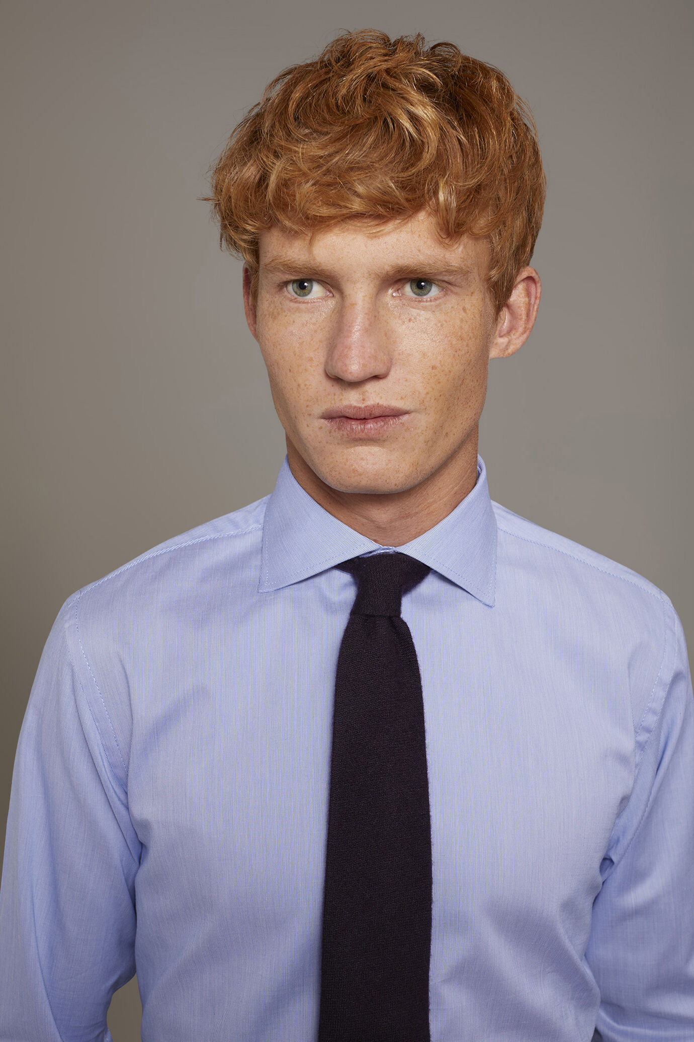 Camicia classica collo francese slim fit tessuto armaturato image number 1