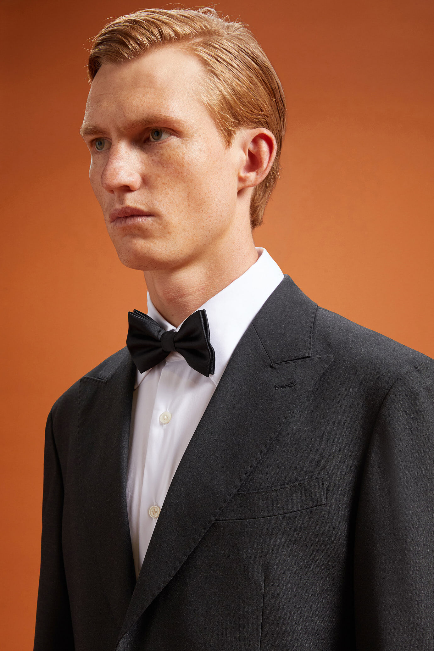 Costume homme à simple boutonnage en tissu uni, coupe classique image number 3