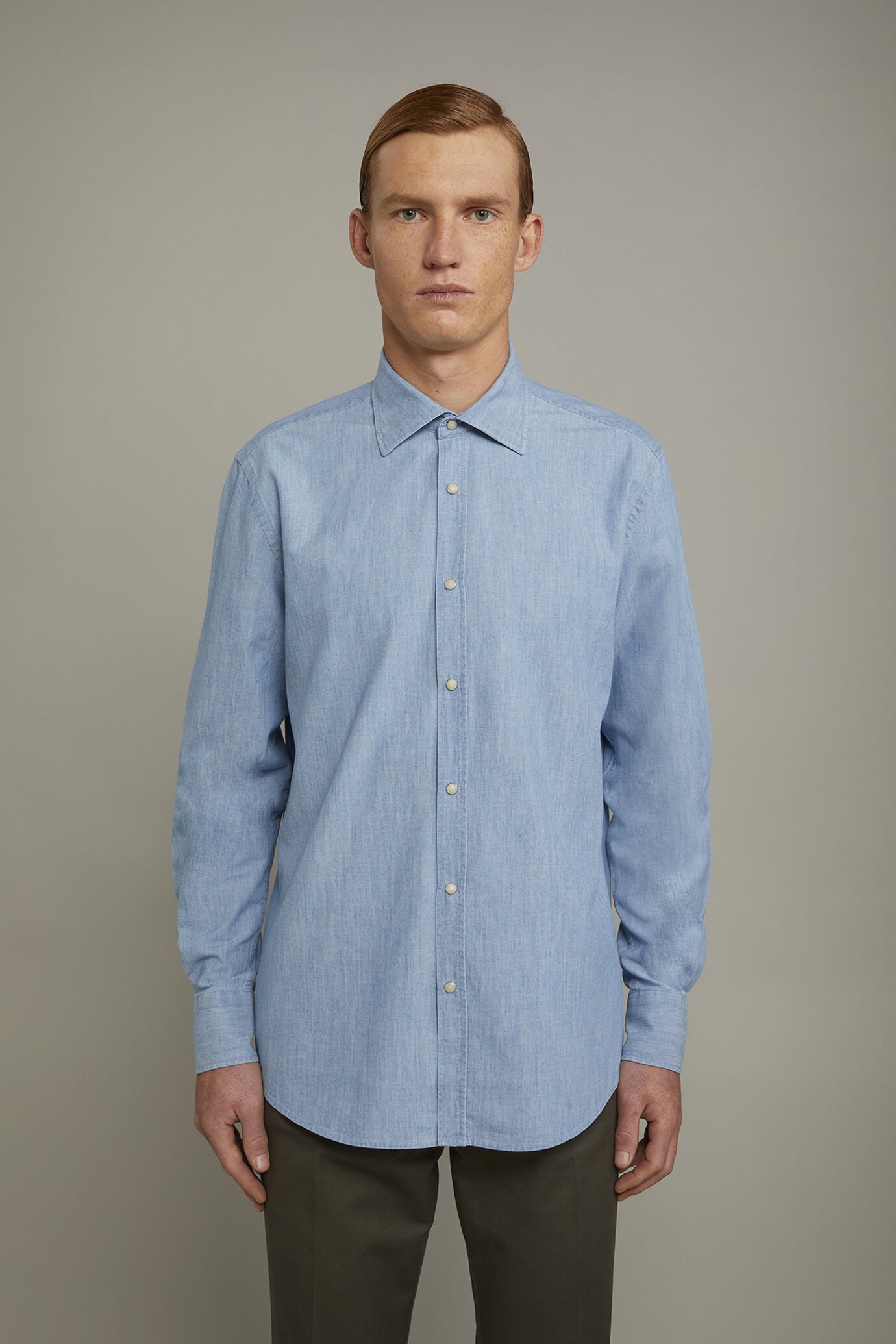 Herren-Freizeithemd mit klassischem Kragen aus 100 % Baumwolle in hellem Chambray-Stoff in bequemer Passform image number 2