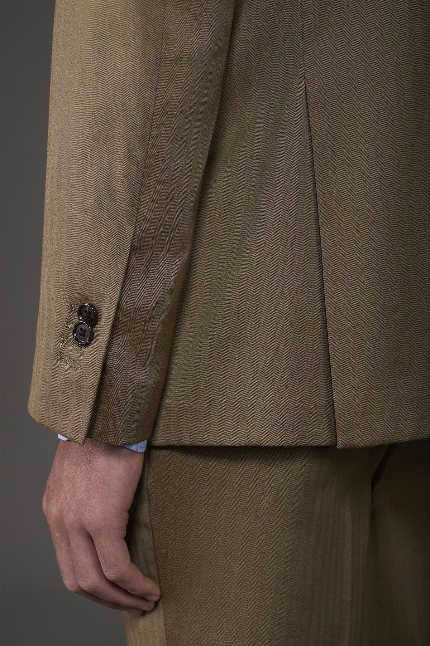 Einreihiger Herrenanzug mit Bügelfaltenhose aus einem Stoff mit Fischgrätenmuster und schillerndem Effekt image number 3