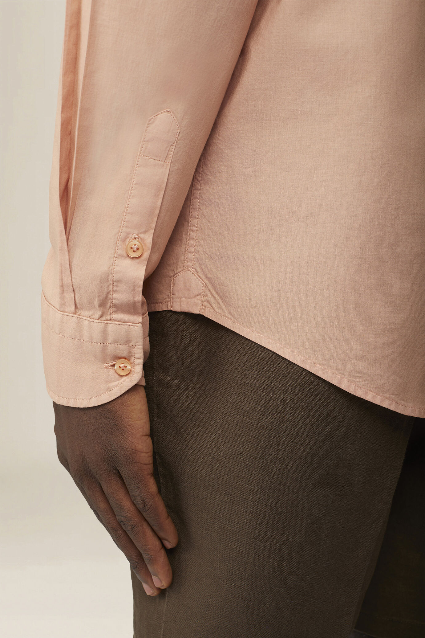 Men's 100% cotton plain shirt with hidden button-down collar image number 3