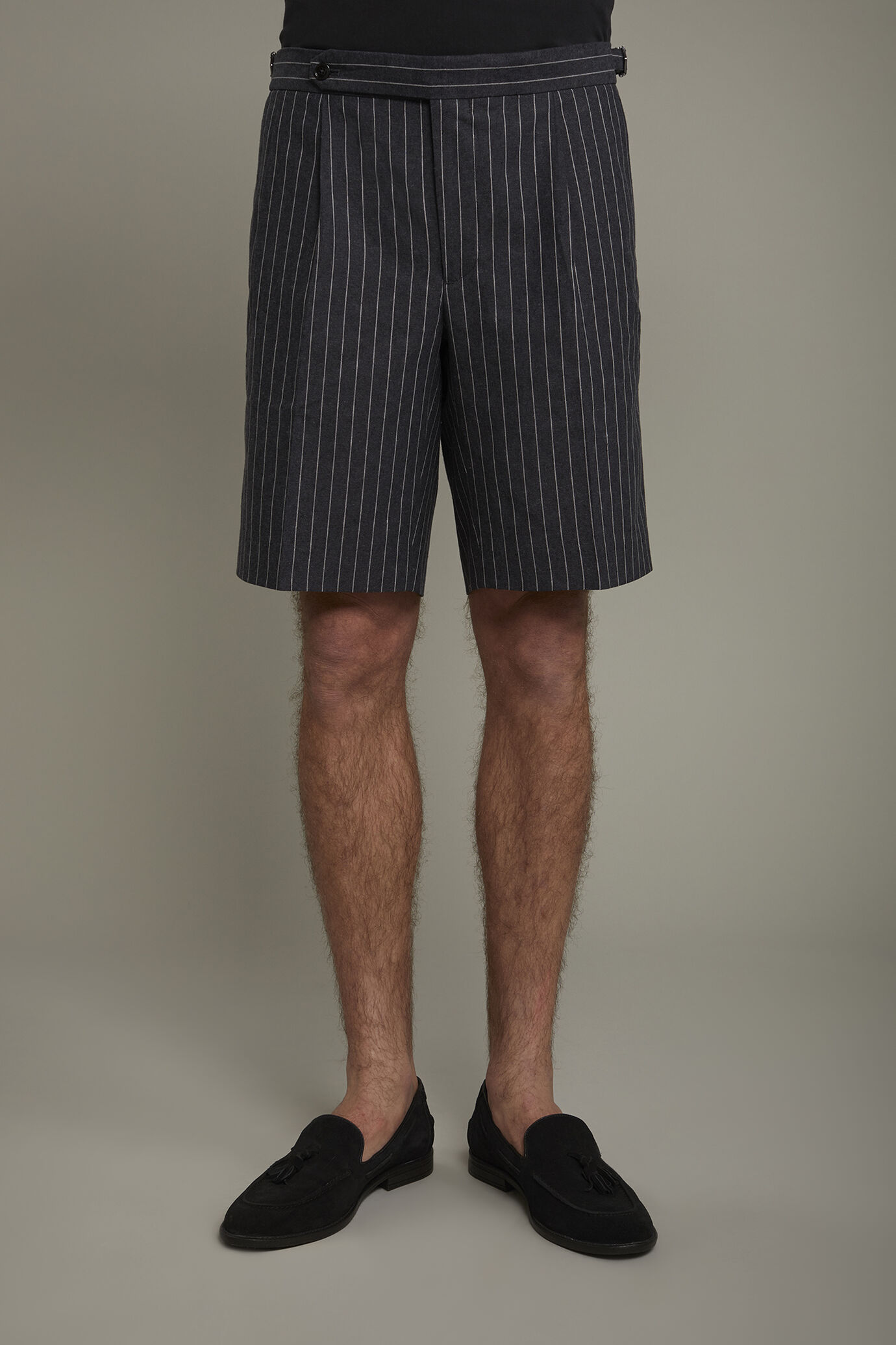 Bermuda uomo con doppia pince in lino e cotone con disegno gessato regular fit image number 3