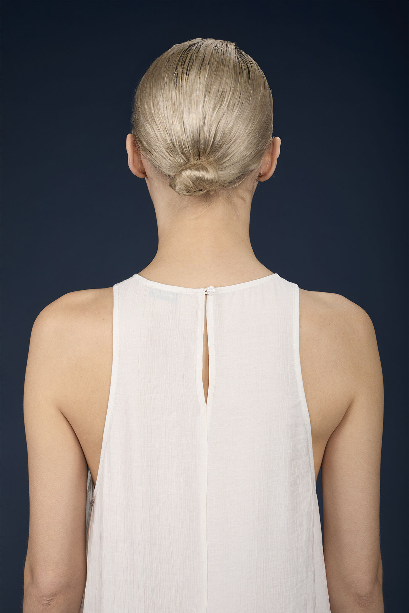 Langes Damenkleid aus leichtem Stoff mit tiefem Rundhalsausschnitt image number 4