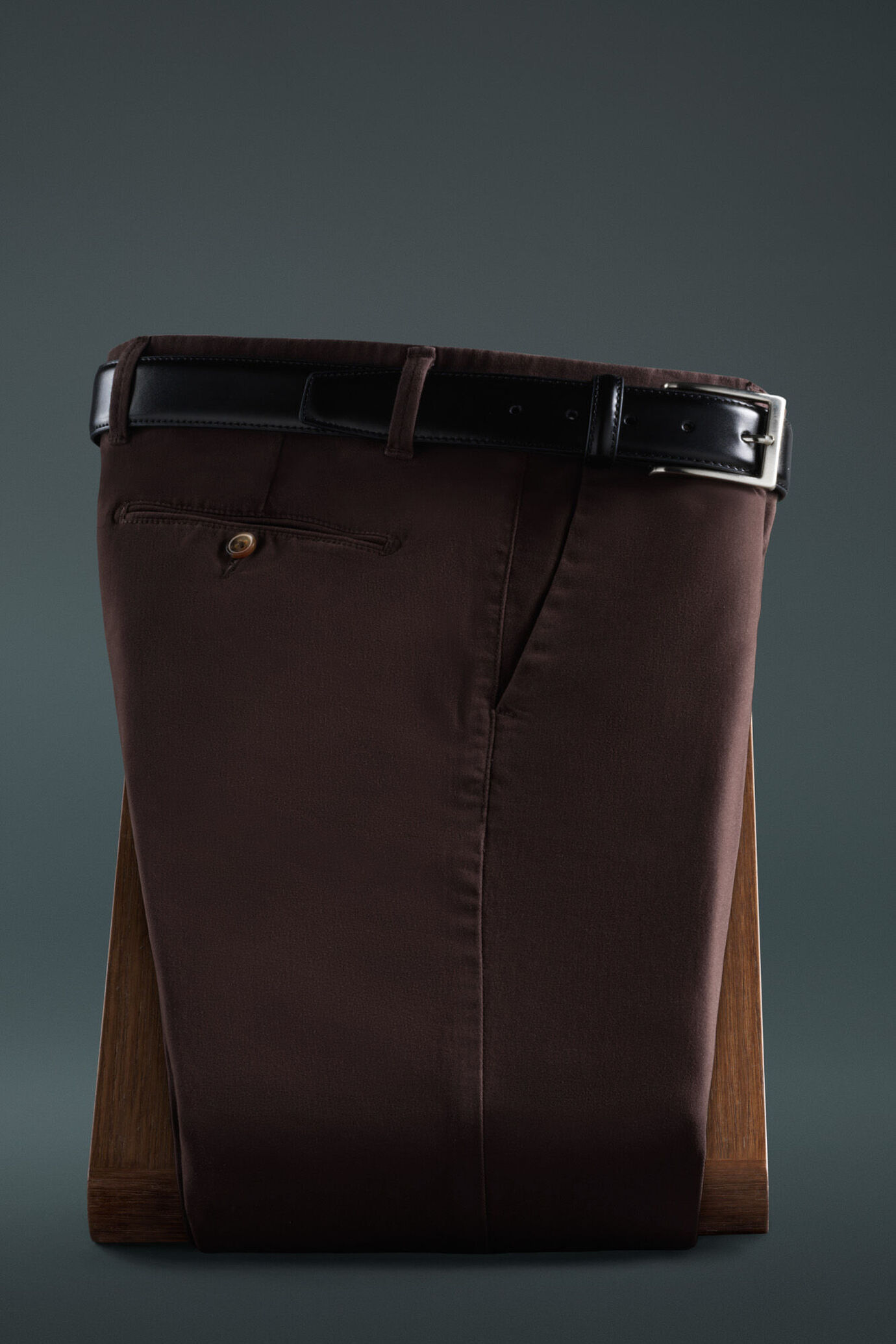 Pantaloni uomo chino classici tinta unita image number 0