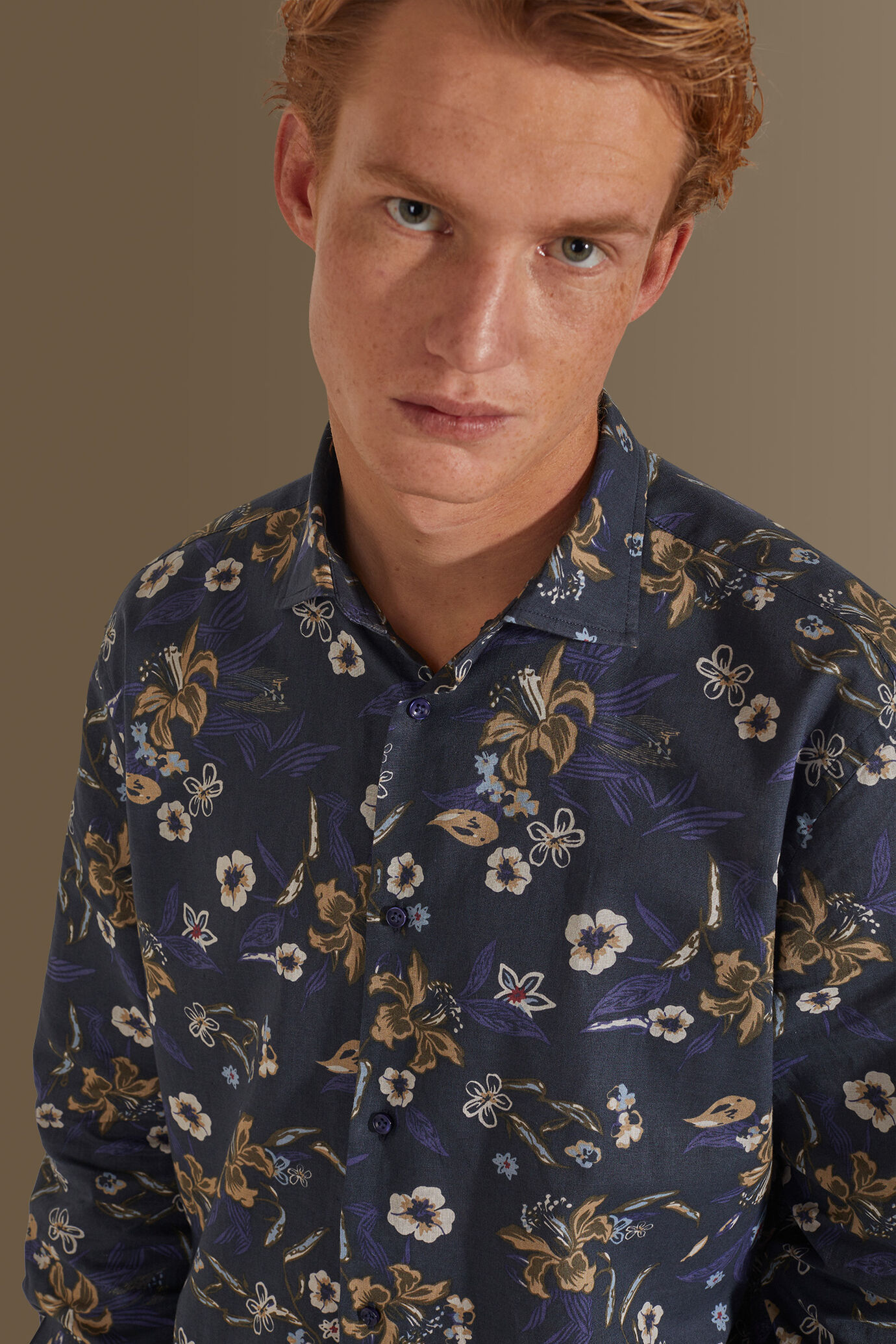 Camicia casual uomo collo francese misto lino con stampa floreale image number 2