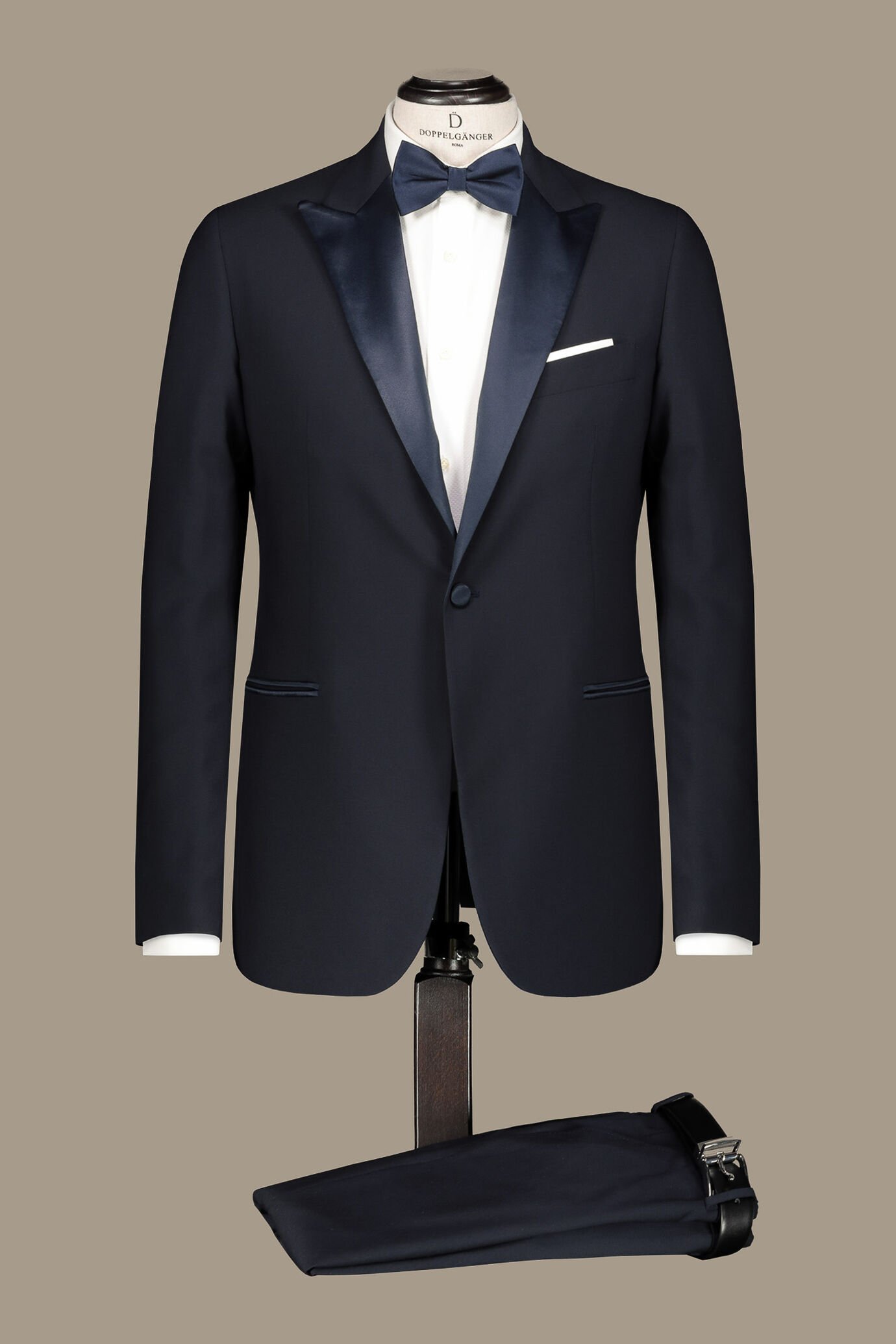 Smoking monopetto con collo a lancia image number 5