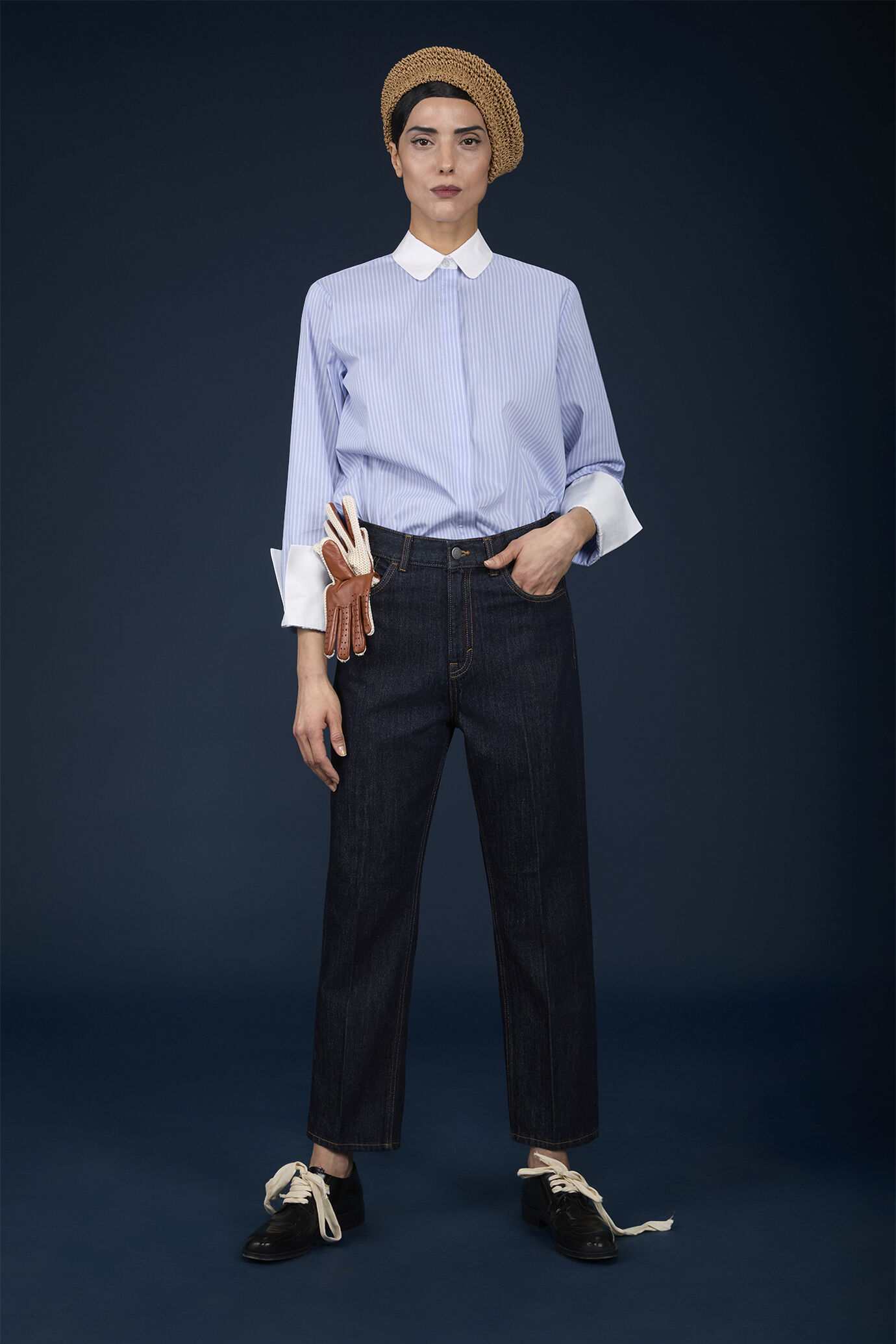 Jeans donna 5 tasche fit straight con travetta a contrasto di colore rosso sul centro del carrè dietro