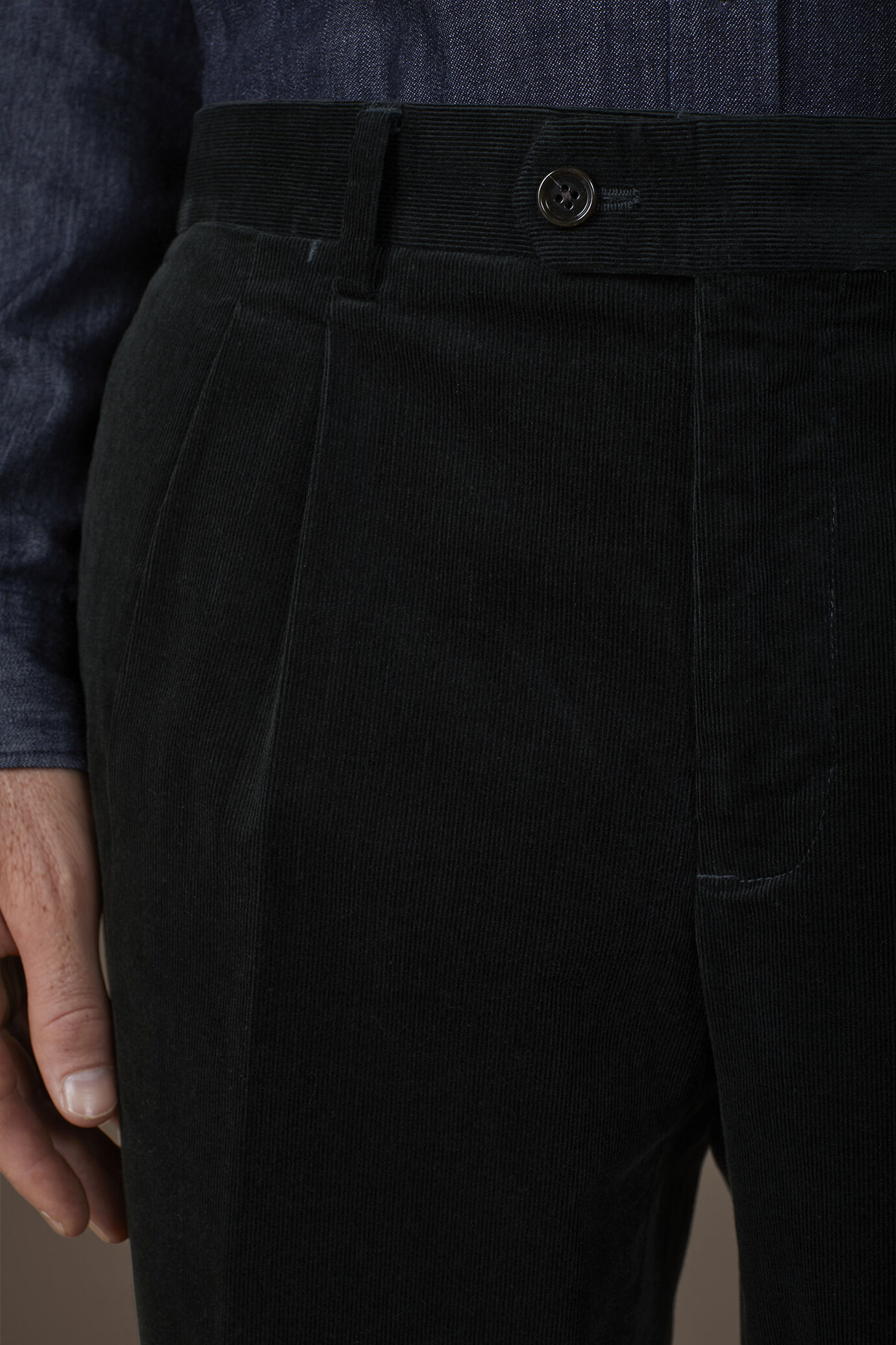 Regular fit cotton corduroy trousers for men image number 2