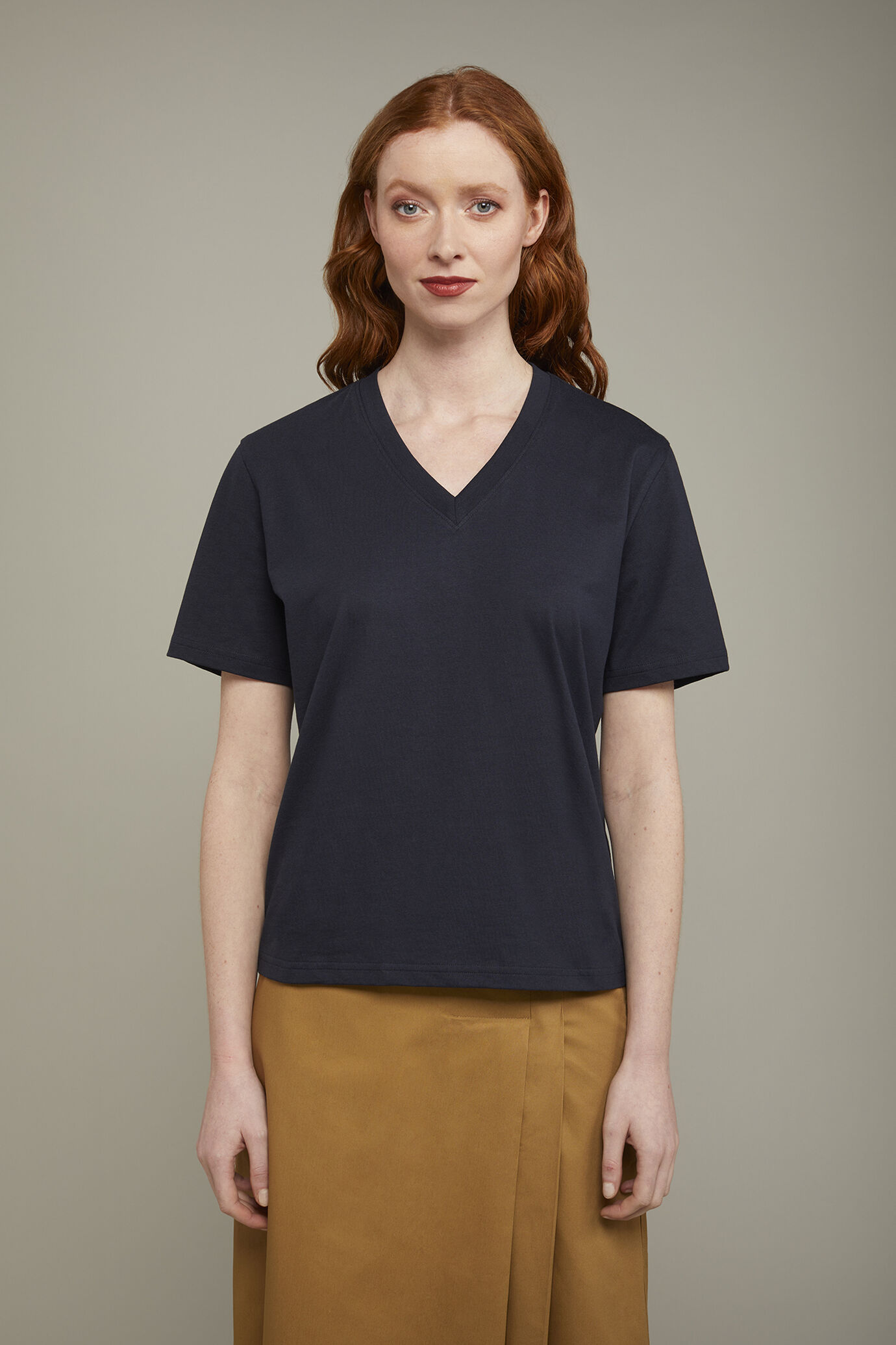 Damen-T-Shirt mit V-Ausschnitt aus 100 % Baumwolle in normaler Passform image number 2