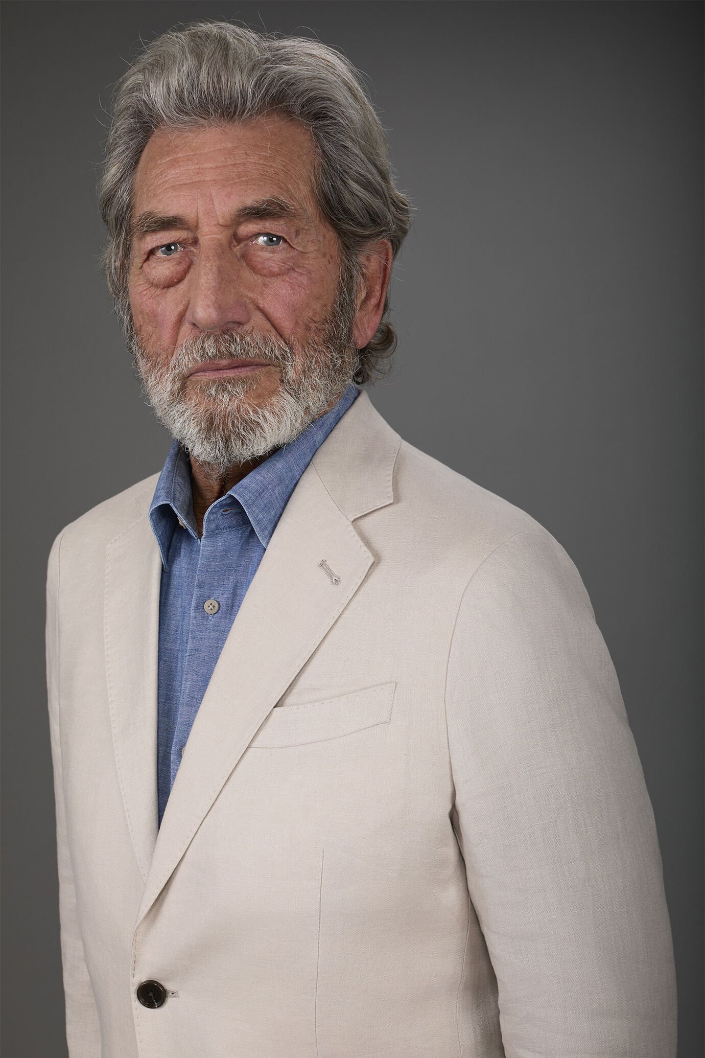 Single-breasted men's suit with flat front trousers, in 100% linen with a washed effect image number 2