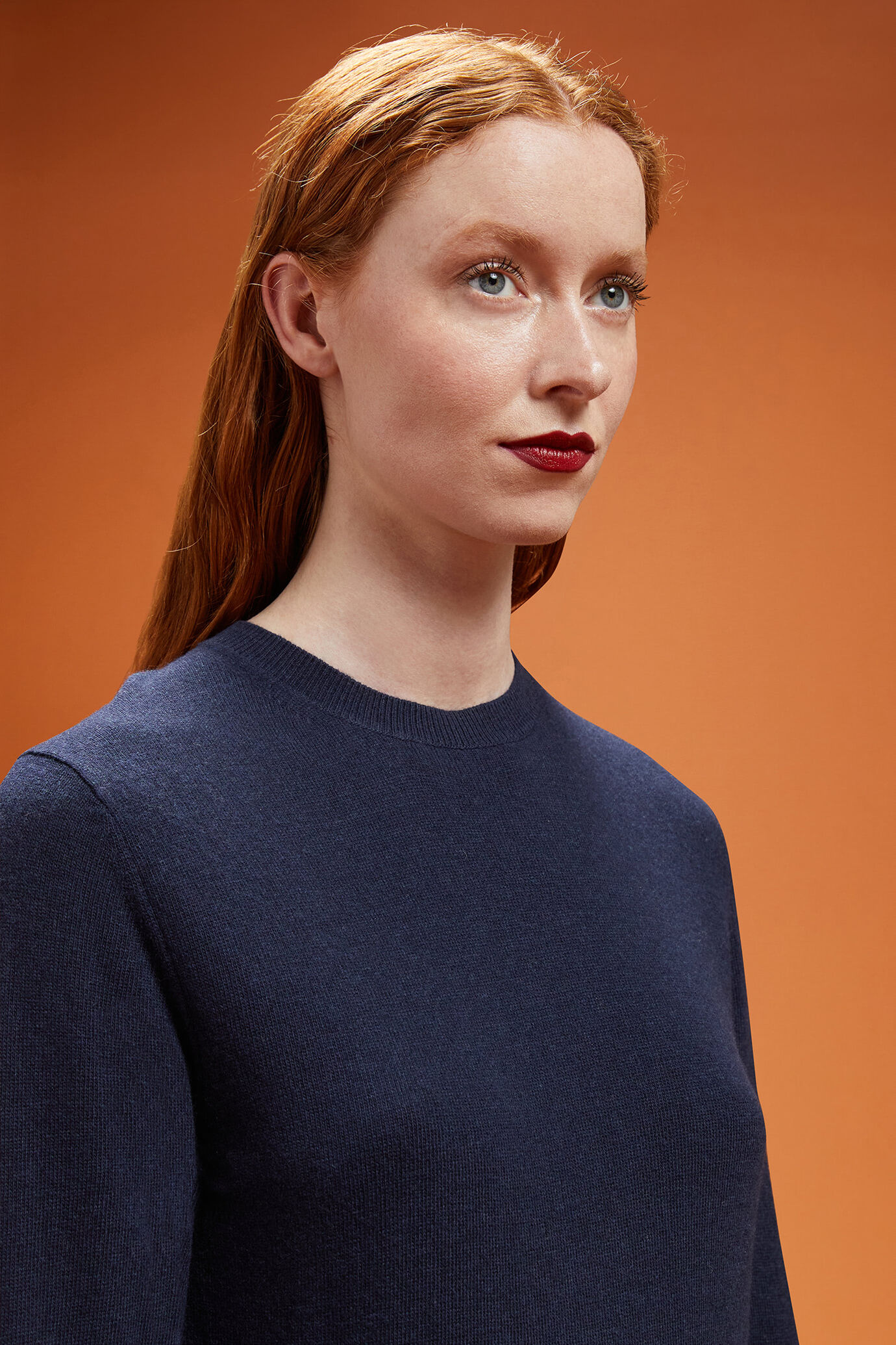 Damen-Strickkleid mit Rundhalsausschnitt und Seitenschlitzen in normaler Passform image number 3