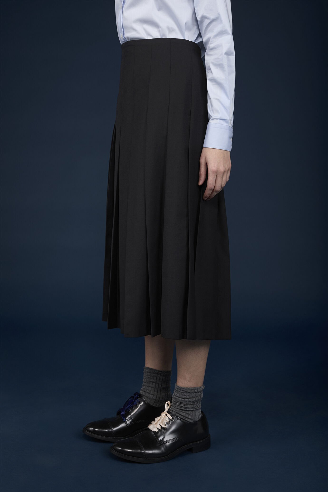 Women's plain pleated midi skirt in a regular fit with a zip image number 2