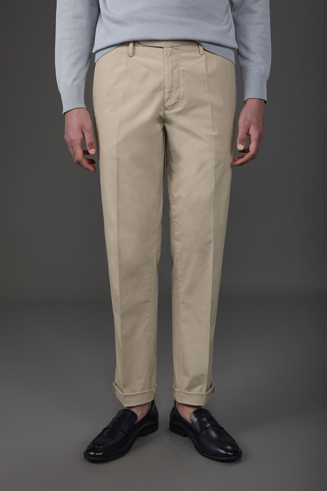 Men's trousers in light cotton with two small pleats and concealed button image number 1