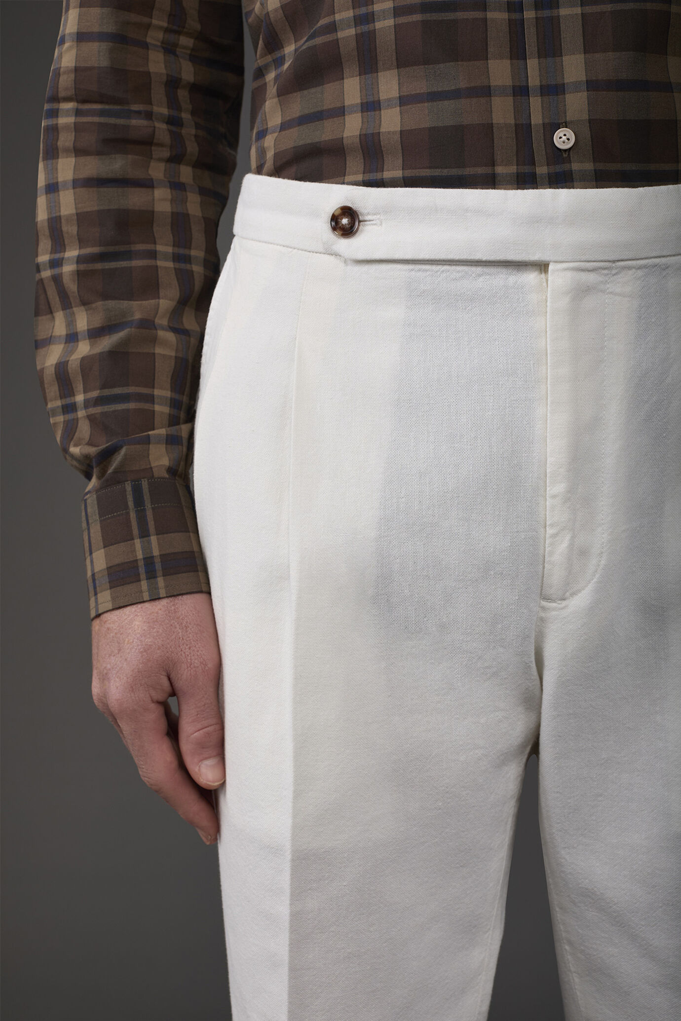 Pantalone uomo con doppia pinces e fibbie laterali misto cotone e lino image number 2