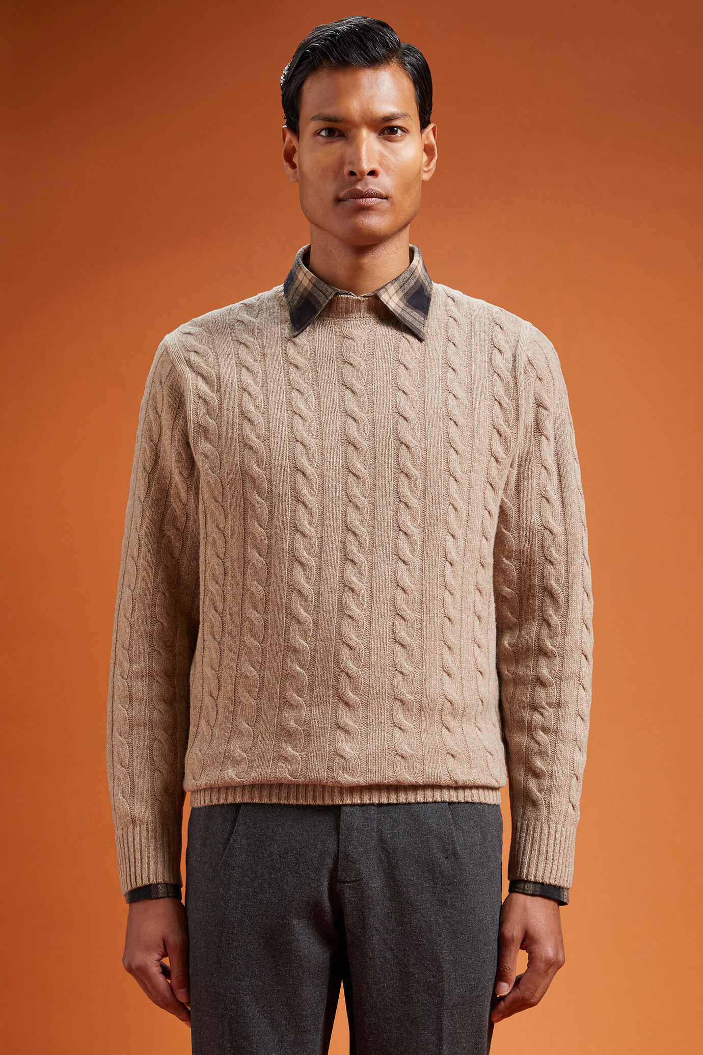 Herren-Rundhalspullover aus Lammwolle in normaler Passform image number 0