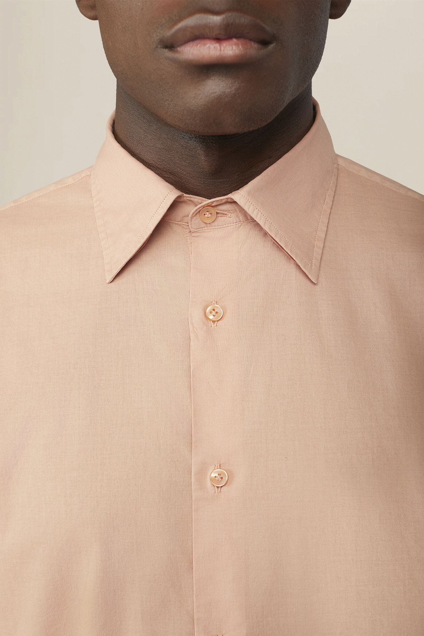 Men's 100% cotton plain shirt with hidden button-down collar image number 2