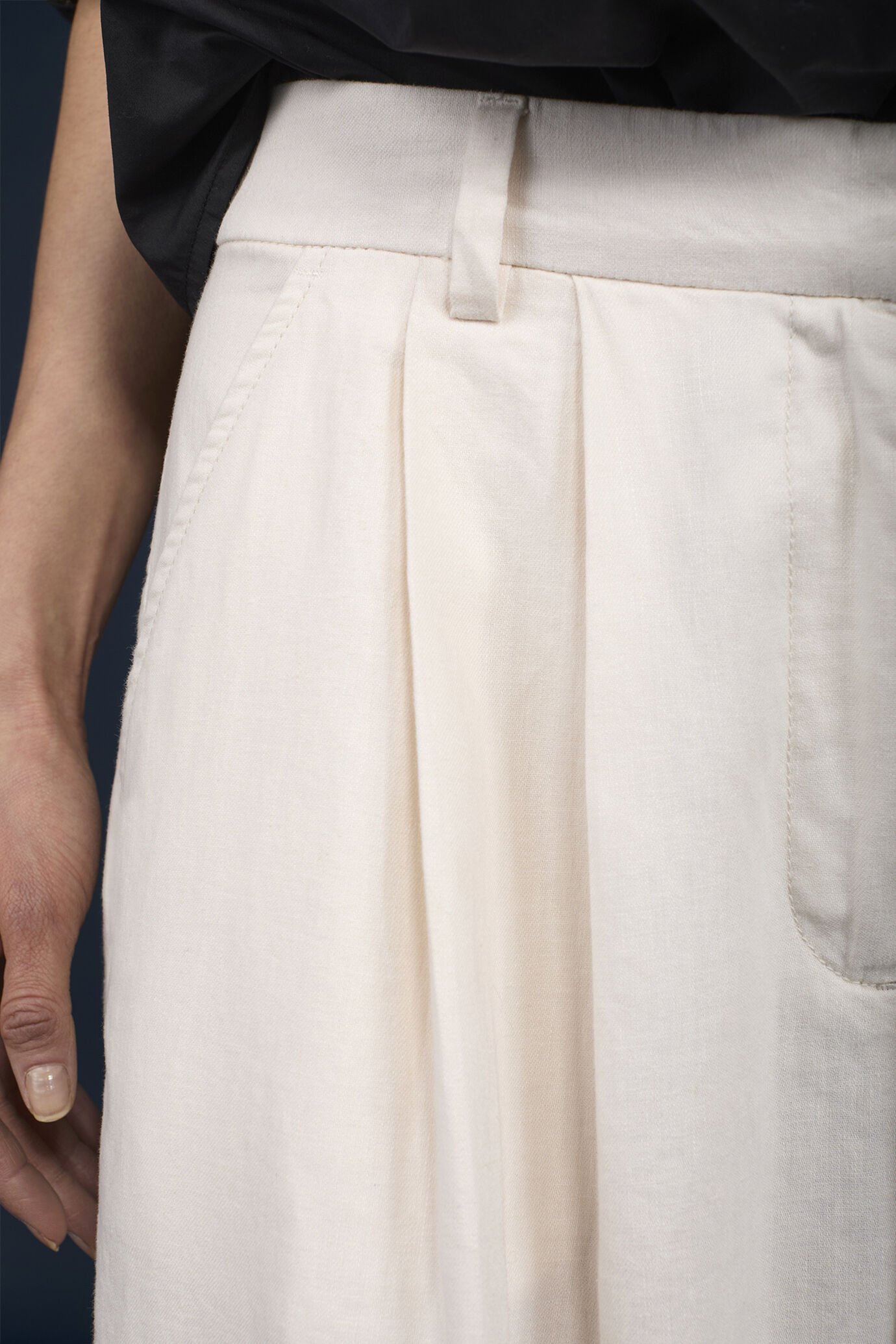Women's wide trousers in linen and cotton with pleats image number 3