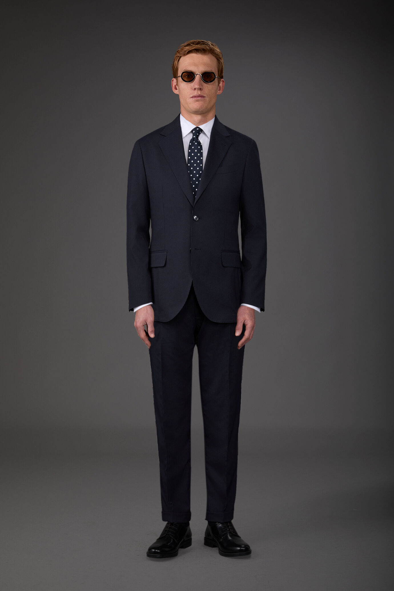 Costume pour homme à simple boutonnage avec pantalon sans plis en tissu à fines rayures