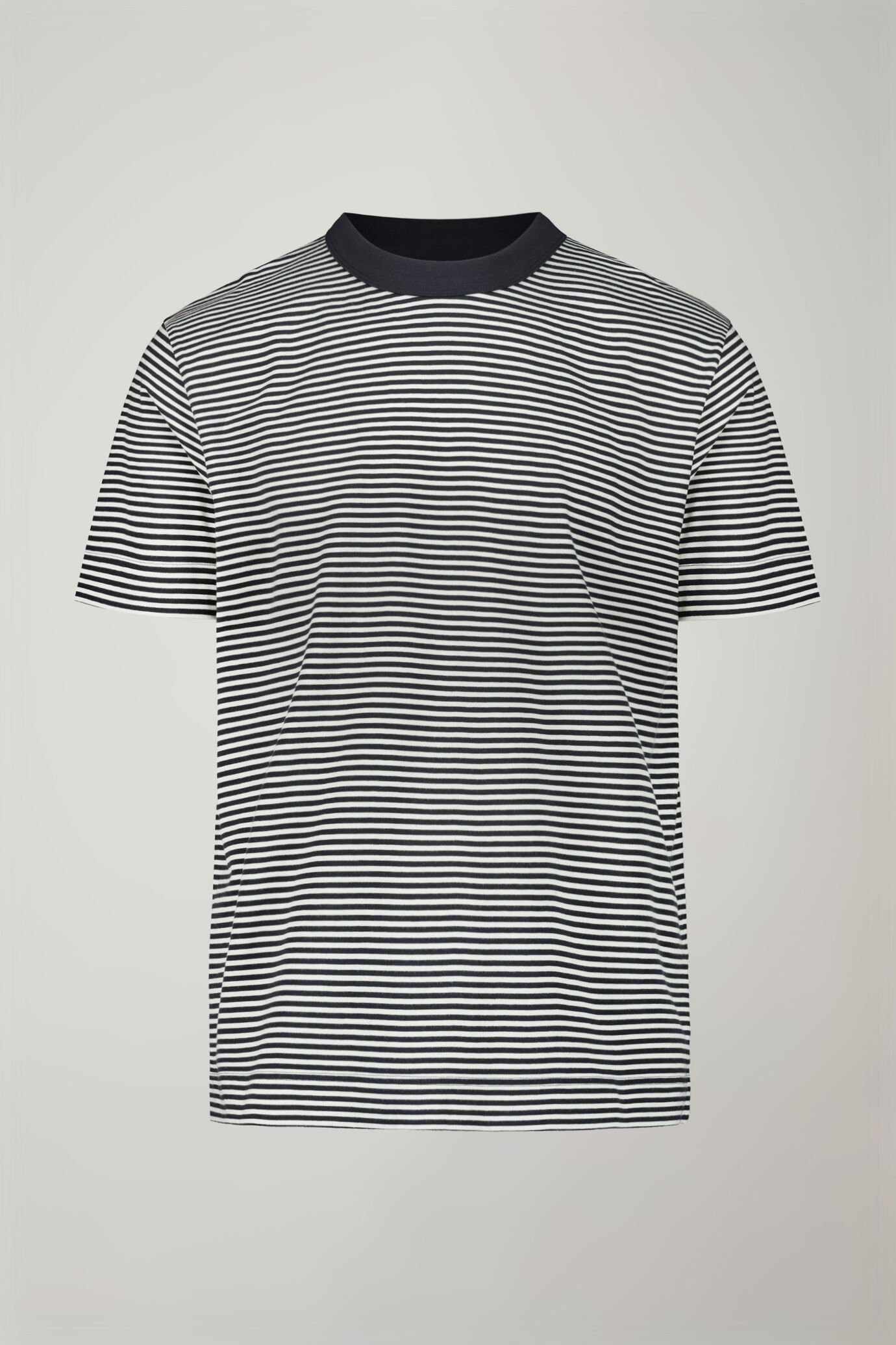 Gestreiftes Herren-T-Shirt mit Rundhalsausschnitt aus 100 % Baumwolle in normaler Passform image number 4