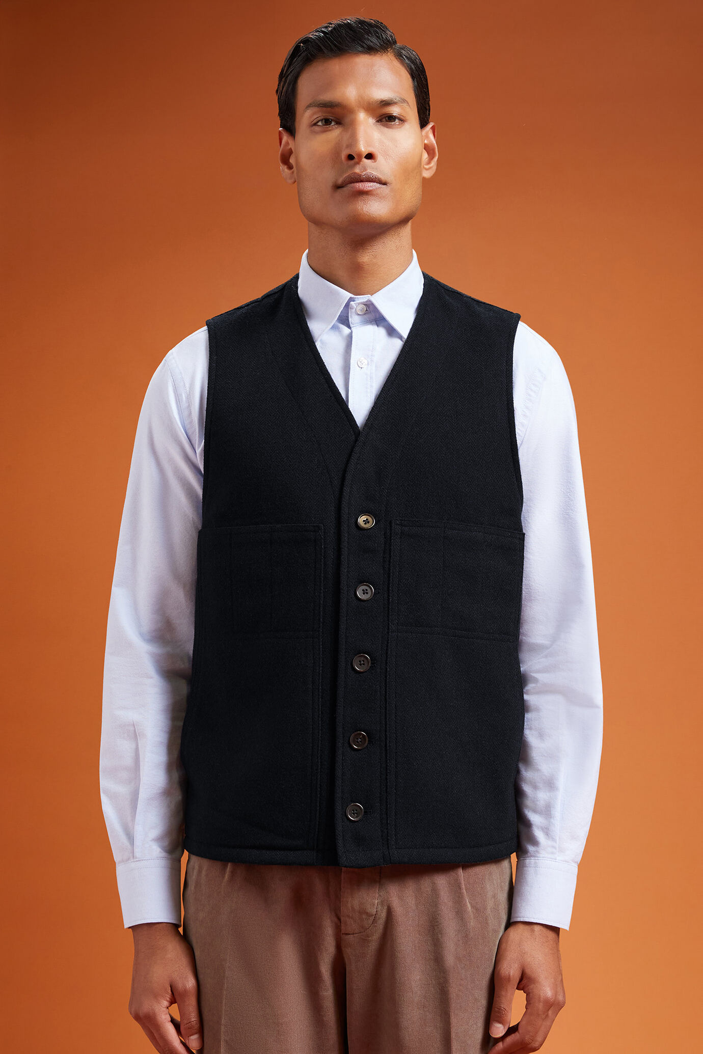Gilet homme à simple boutonnage avec col en V et tissu à chevrons en laine mélangée, coupe classique