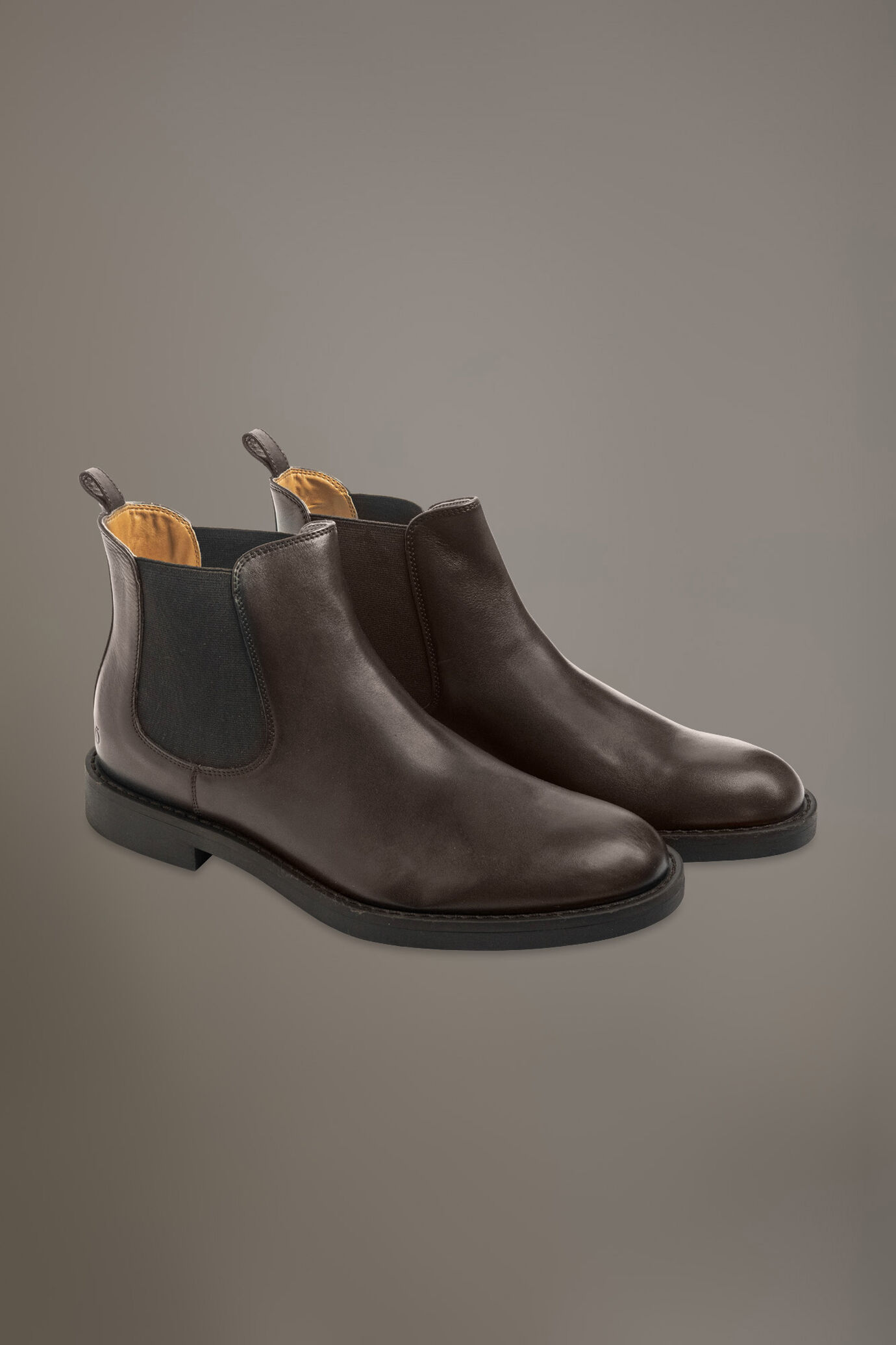 100% brushed leather chelsea boots with rubber sole image number 0