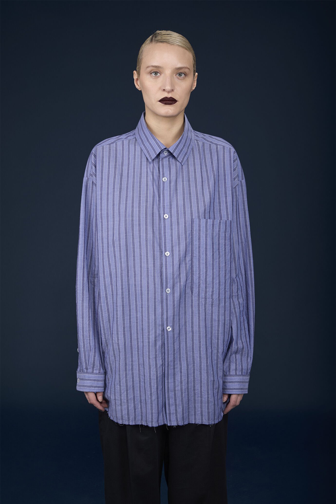 Camicia donna oversized manica lunga con taglio a vivo sul fondo a righe tinto filo