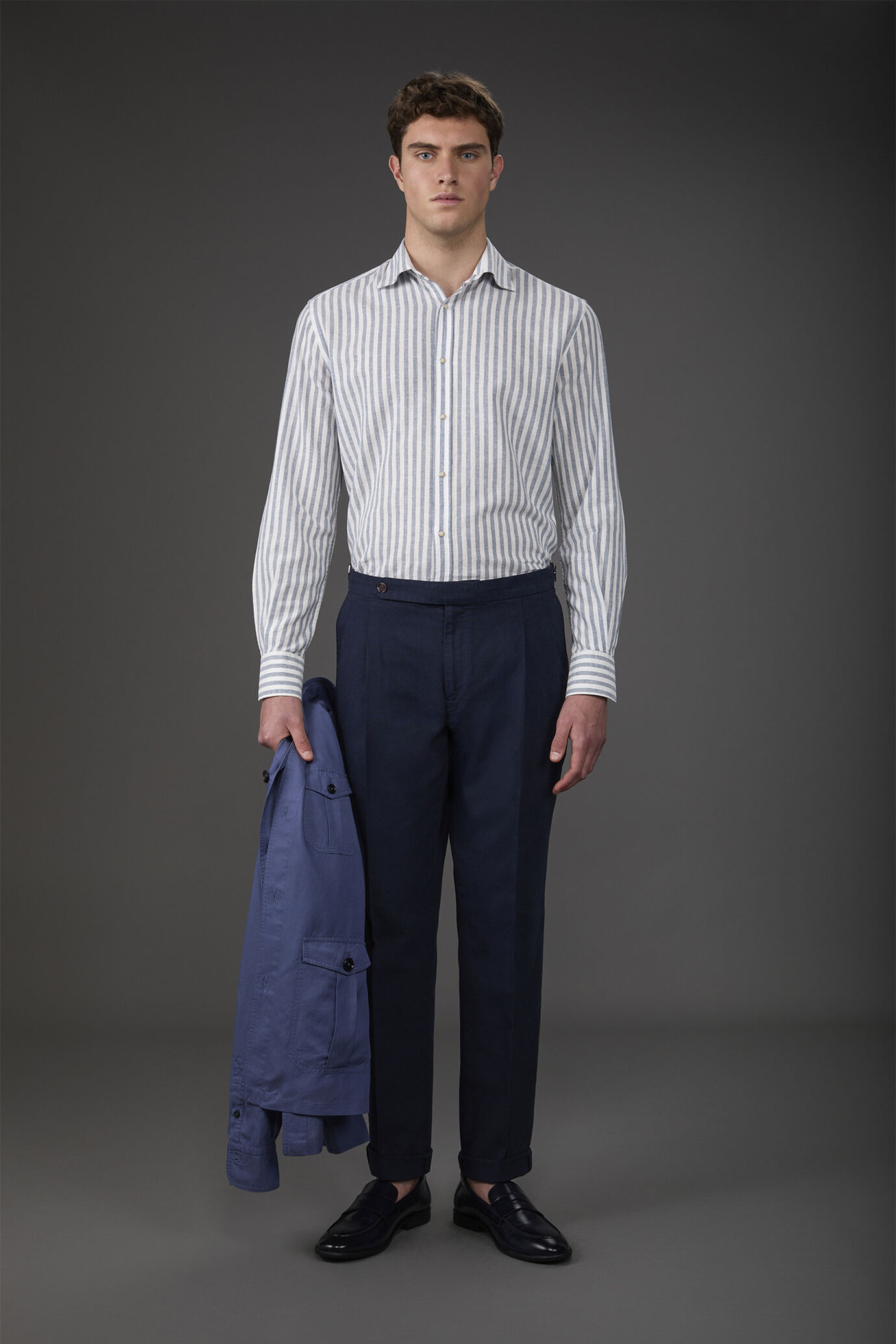 Pantalon homme à double plis et boucles latérales en mélange coton/lin image number 0