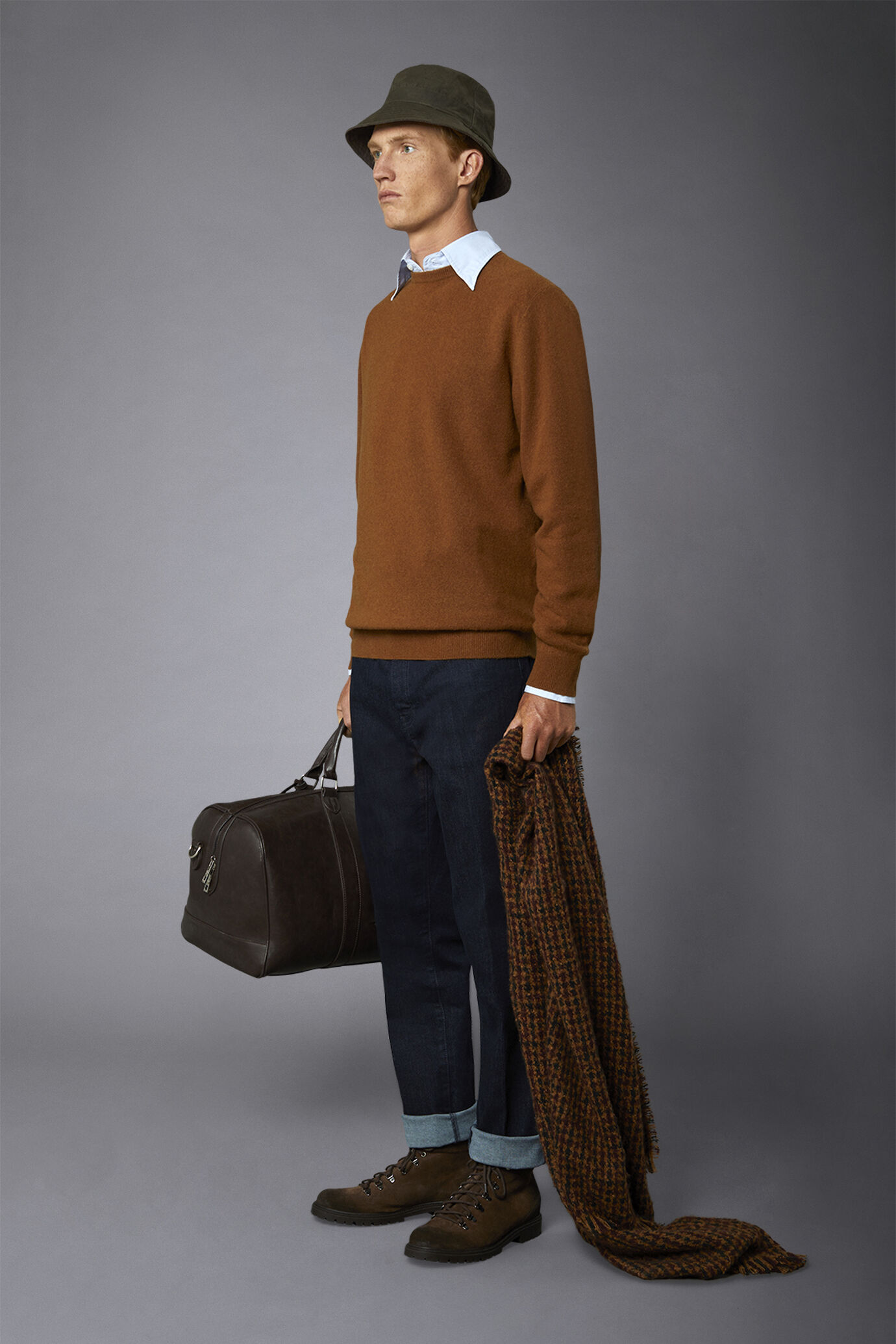 Pull &agrave; col ras du cou en laine d'agneau regular fit image number 1