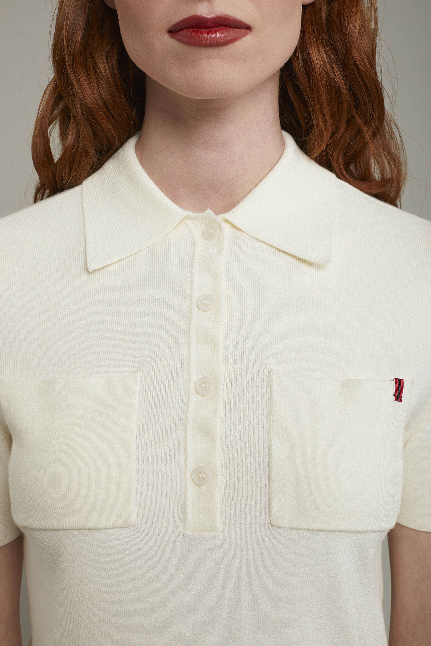 Einfarbiges Damen-Poloshirt mit kurzen Ärmeln aus Strick image number 3