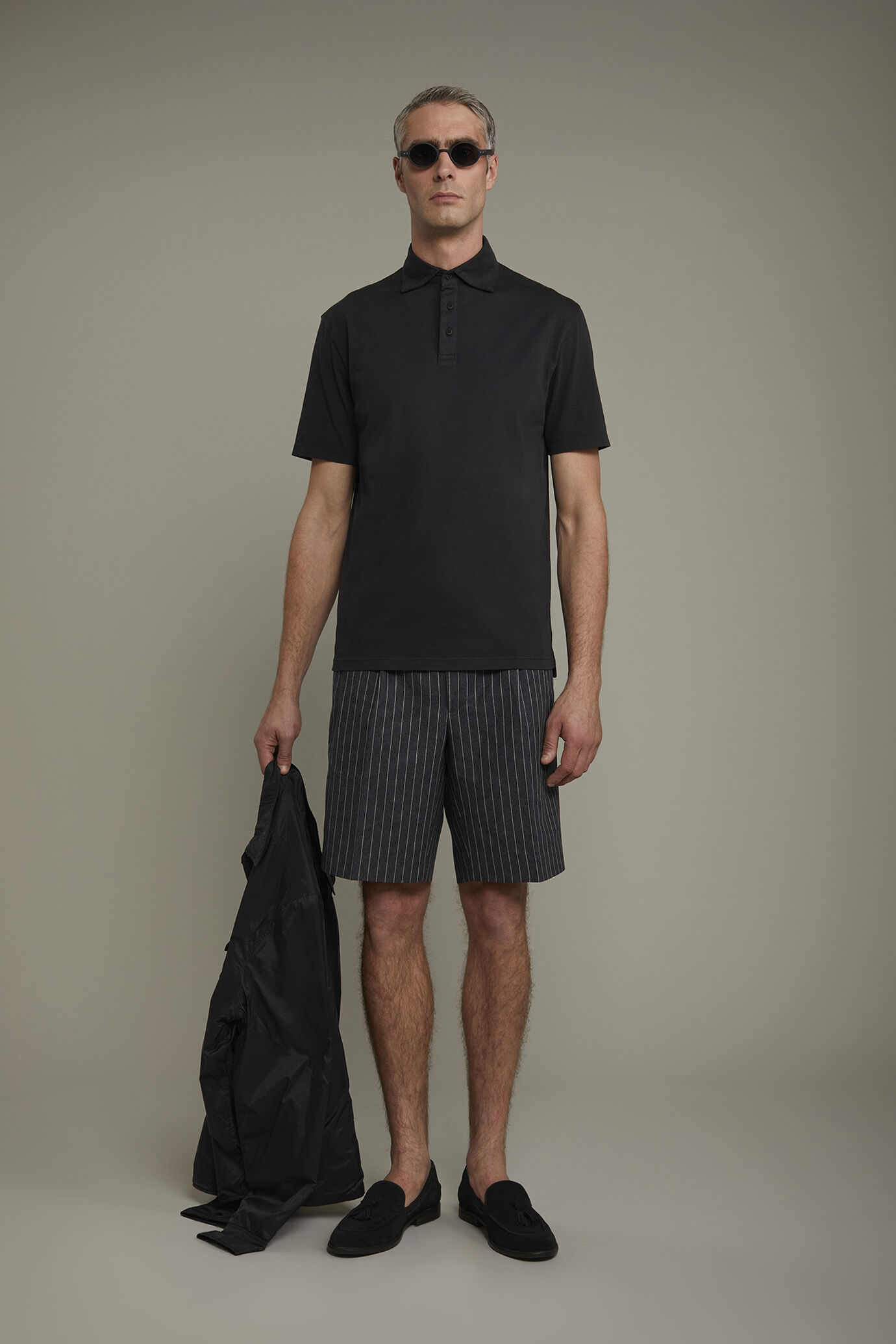 Bermuda uomo con doppia pince in lino e cotone con disegno gessato regular fit image number 0