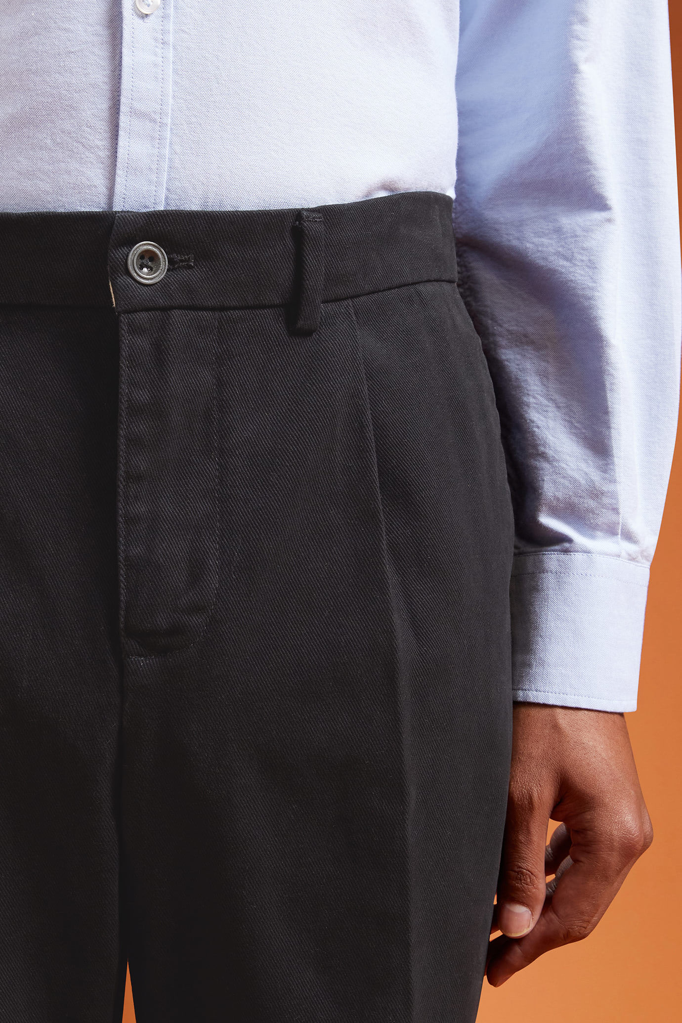 Klassische Herrenhose mit Bundfalten aus diagonalem Gewebe in normaler Passform image number 2