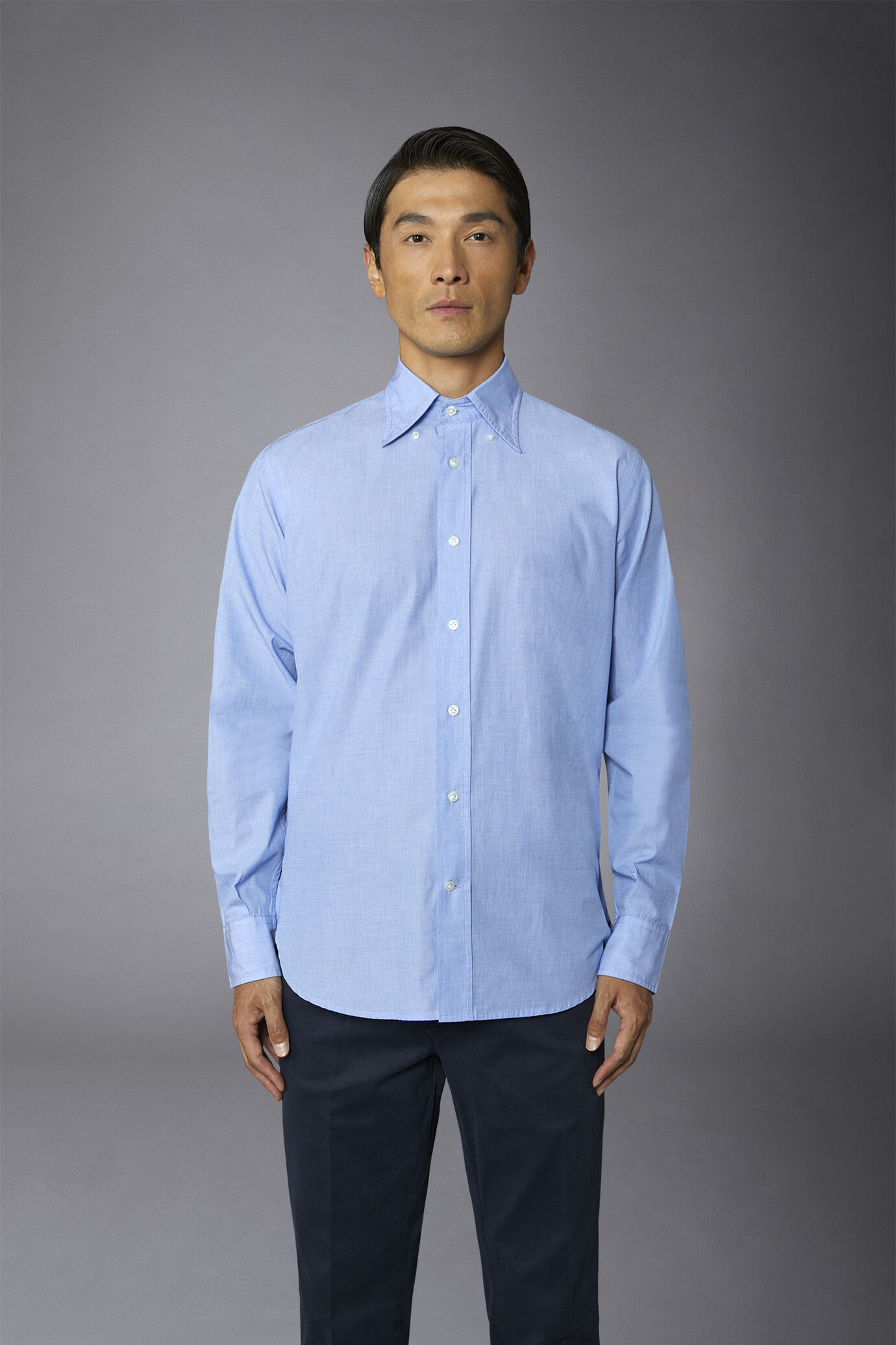 Klassisch gewaschenes, geschlechtsneutrales Button-Down-Hemd mit bequemer Passform aus Fil-a-fil-Stoff image number 2