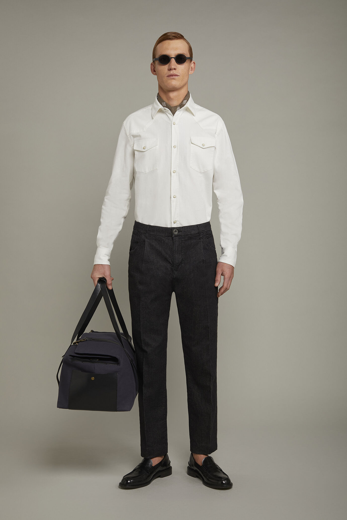 Pantalon homme avec petite pince en tissu denim coupe régulière image number 0