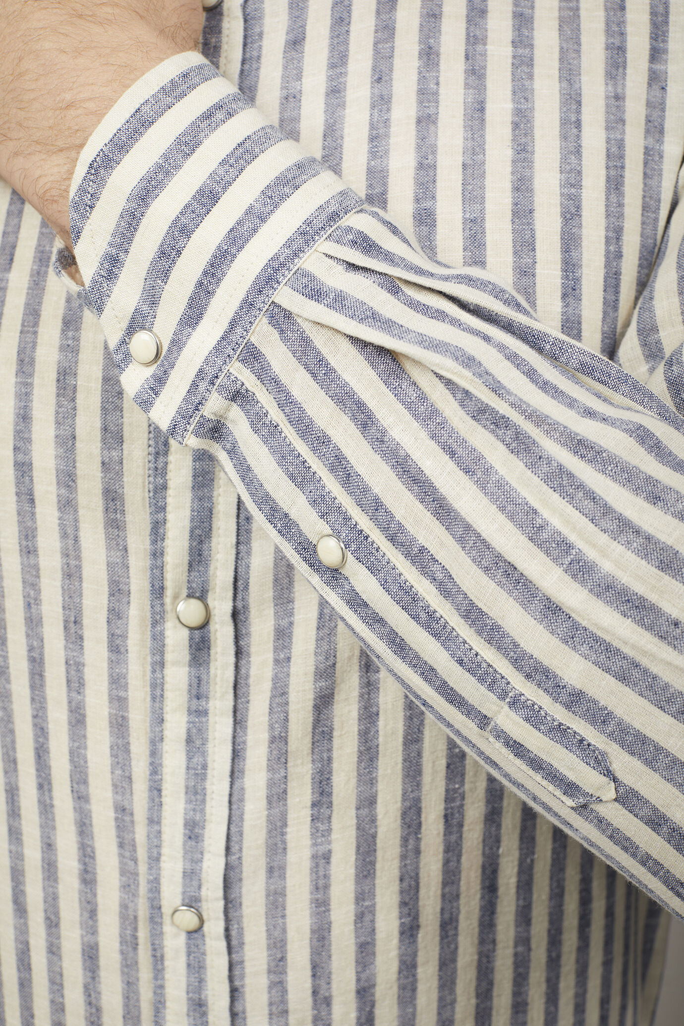 Camicia casual uomo collo classico in lino e cotone rigato comfort fit image number 4