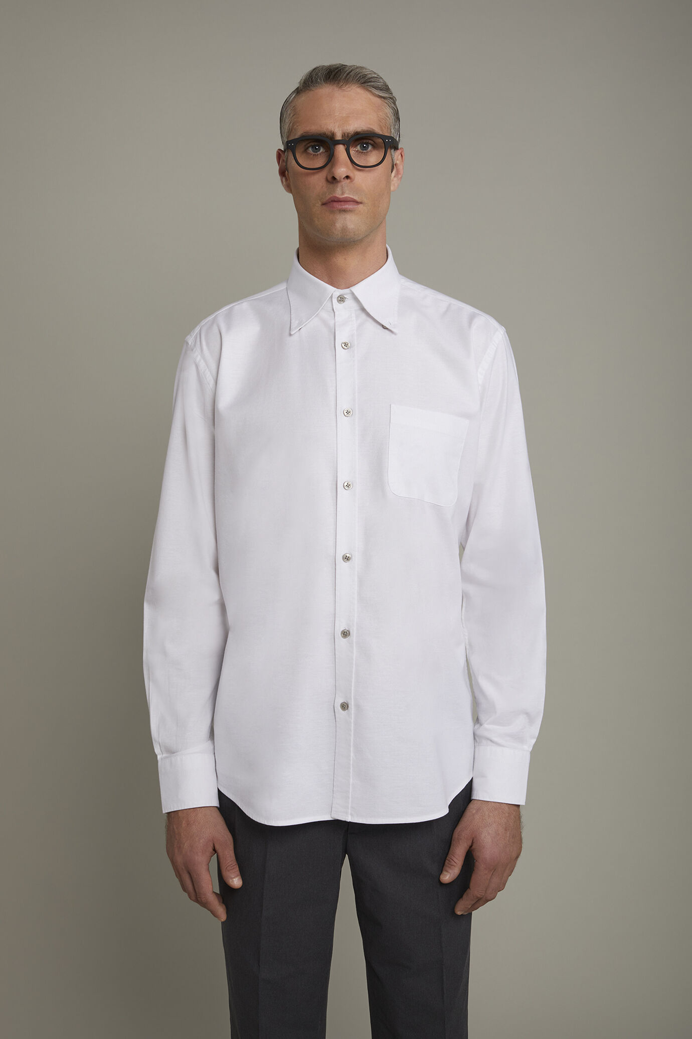 Camicia classica uomo collo button down tessuto Oxford rigato ultra leggero tinta unita comfort fit image number 2
