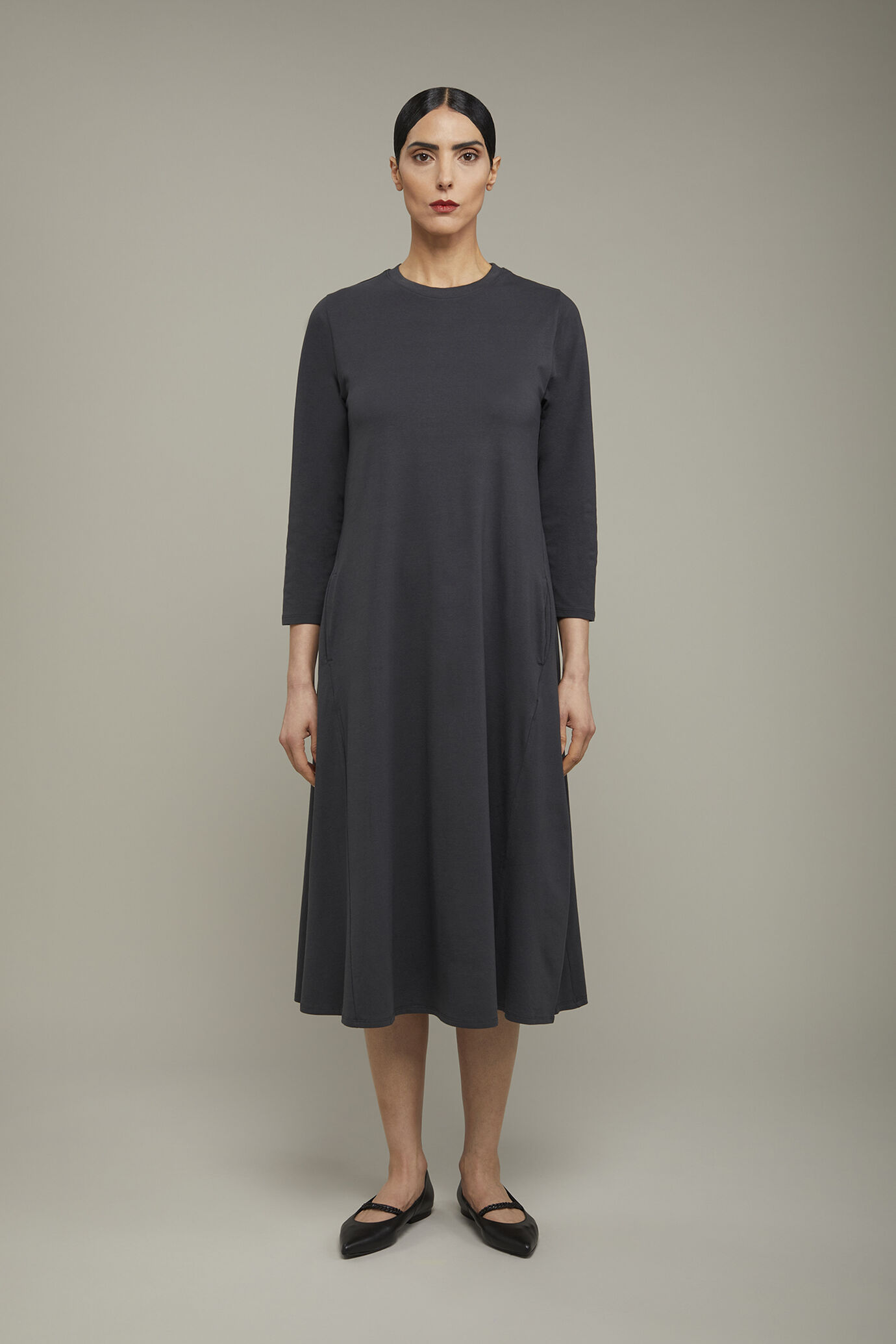 Midikleid mit Rundhalsausschnitt und langen Ärmeln aus Stretch-Baumwolljersey in normaler Passform image number 2