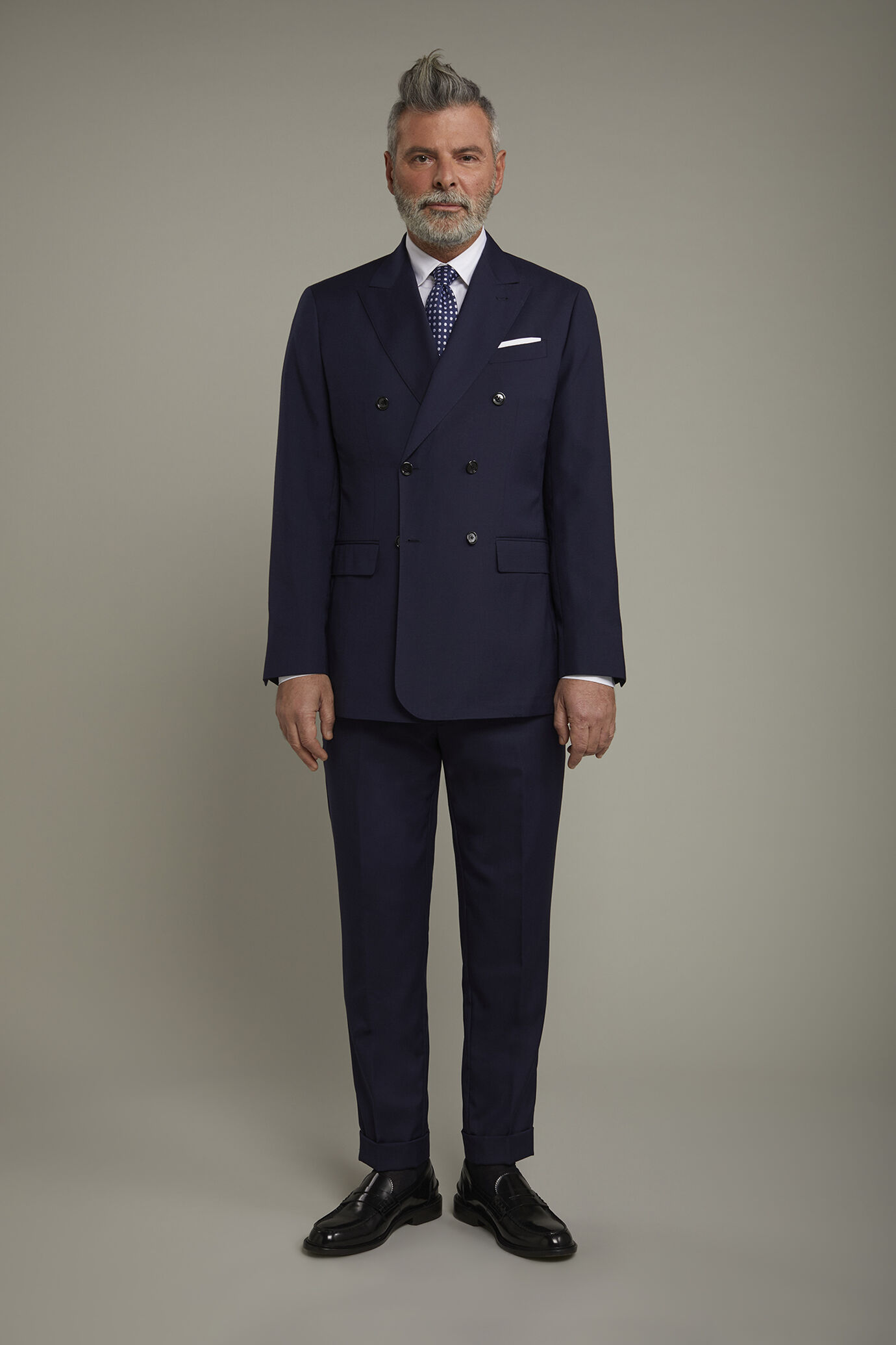 Zweireihiger Herrenanzug Wool Blend, bestehend aus einer klassischen Hose mit einem Abnäher und einem ungefütterten Zweireiher-Sakko mit spitzem Revers in normaler Passform image number 2