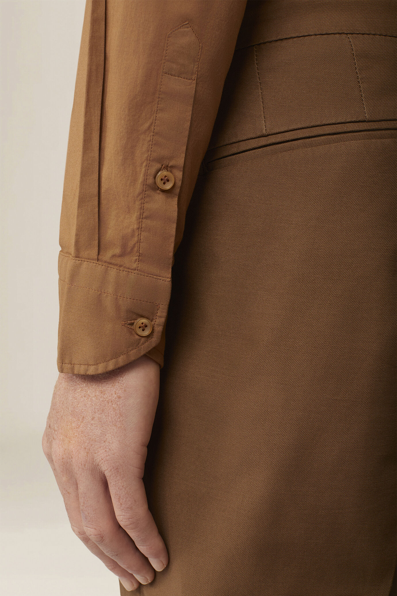 Men's 100% cotton plain shirt with hidden button-down collar image number 3