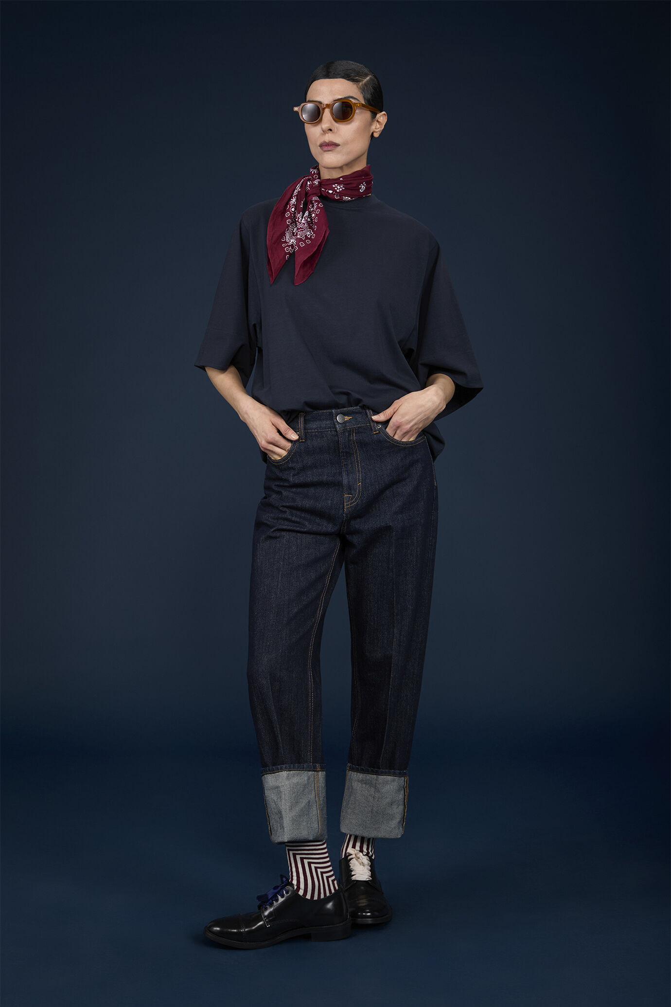 Jeans donna 5 tasche fit cigarette con travetta colore rosso sul centro del carré dietro