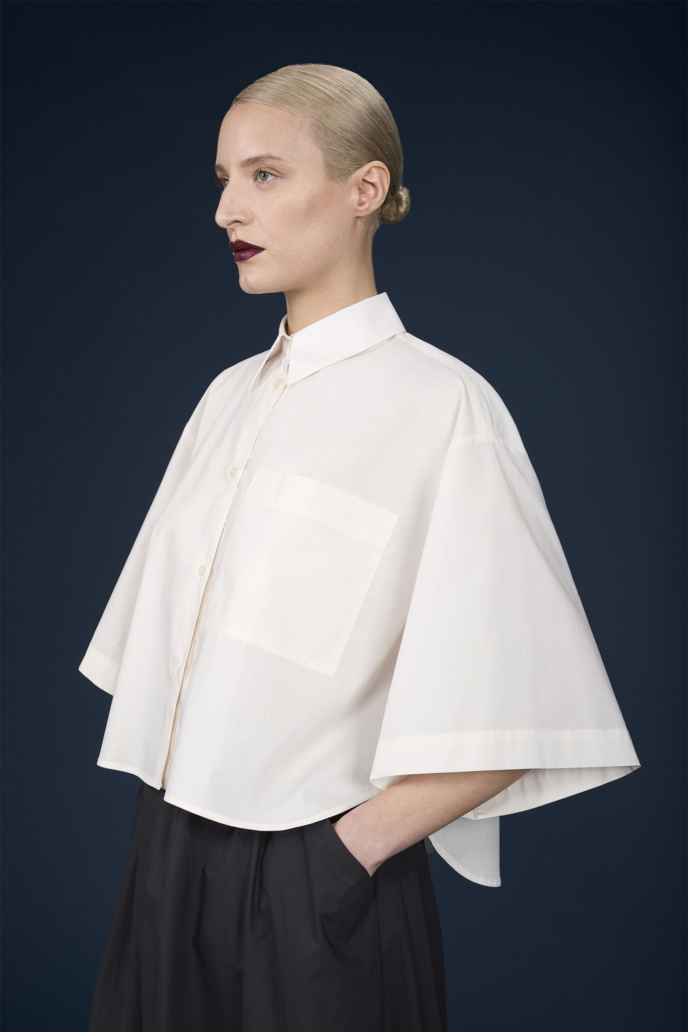 Women's boxy shirt with short sleeves and rounded hem image number 2