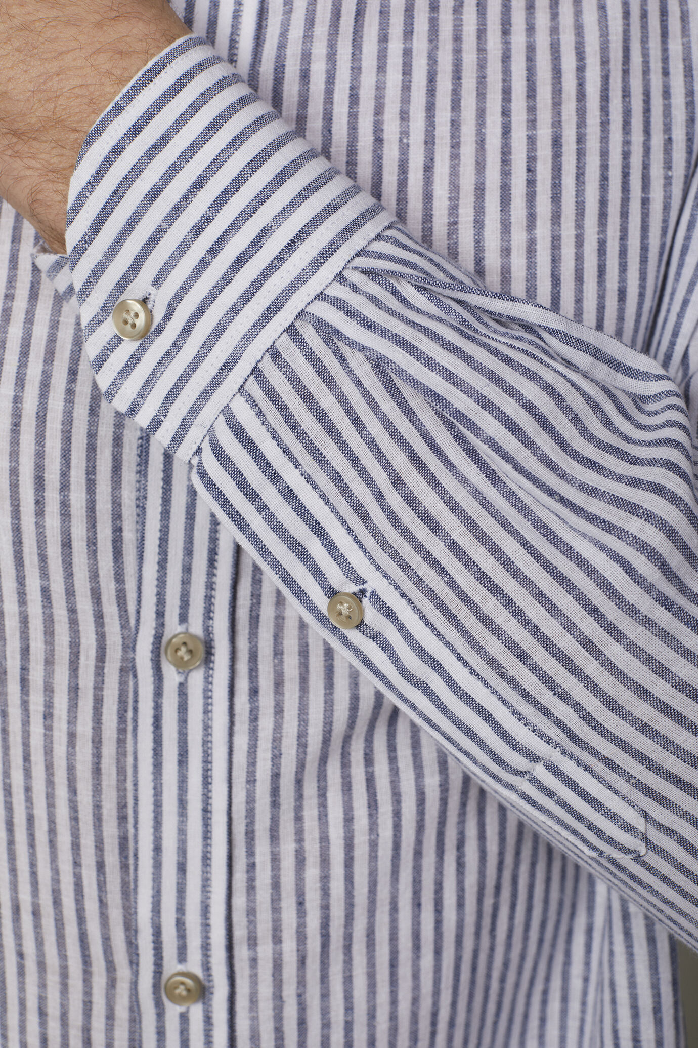 Chemise décontractée pour homme à col classique en lin et coton à rayures coupe confort image number 4