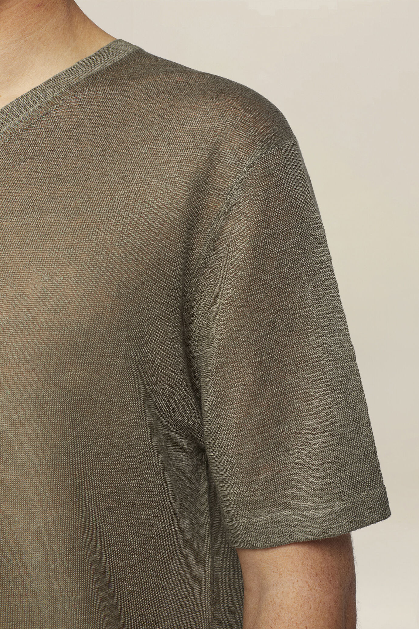 T-shirt uomo a maglia in 100% lino crepe con bottoni image number 3