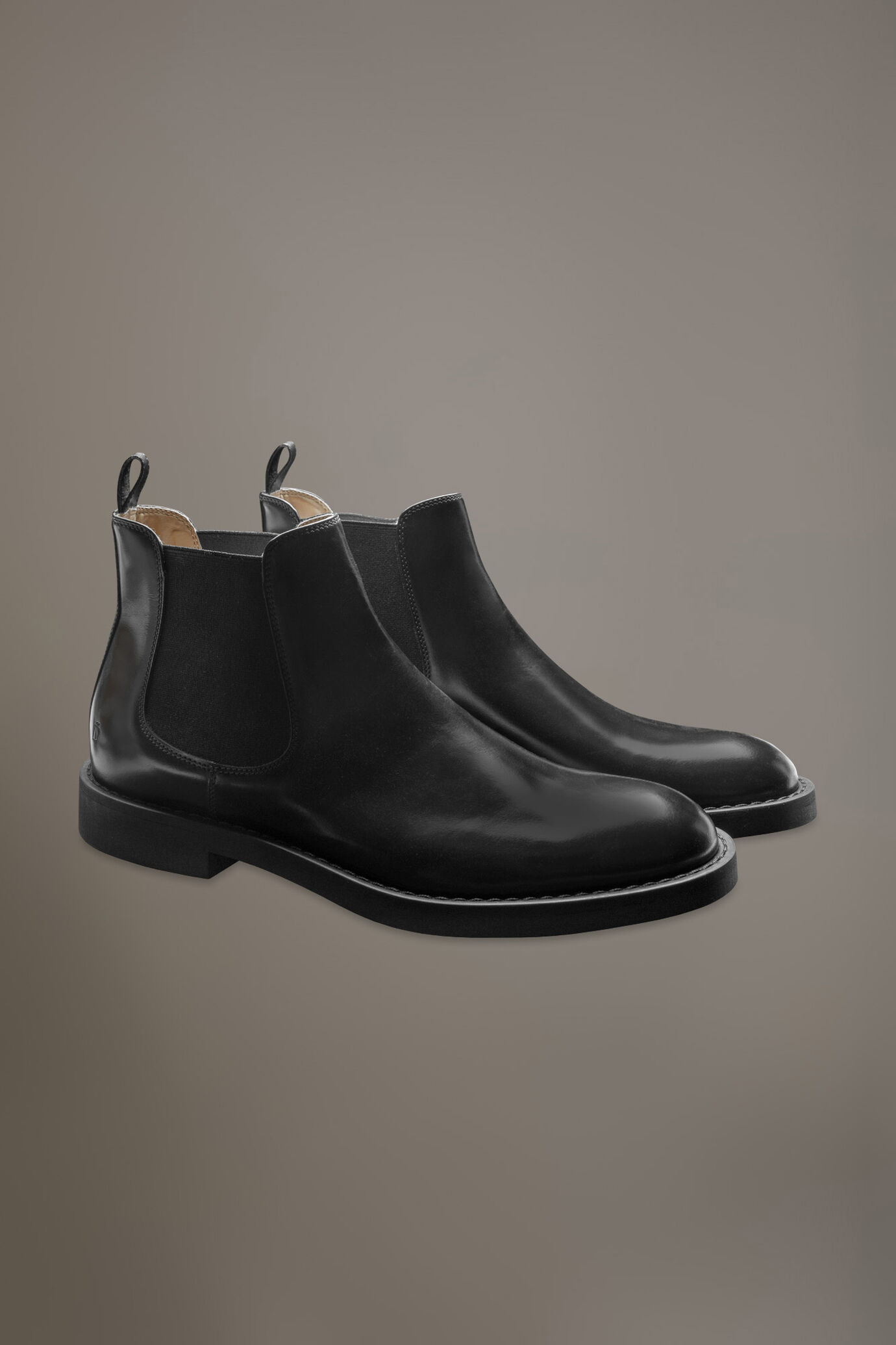 100% brushed leather chelsea boots with rubber sole image number 0