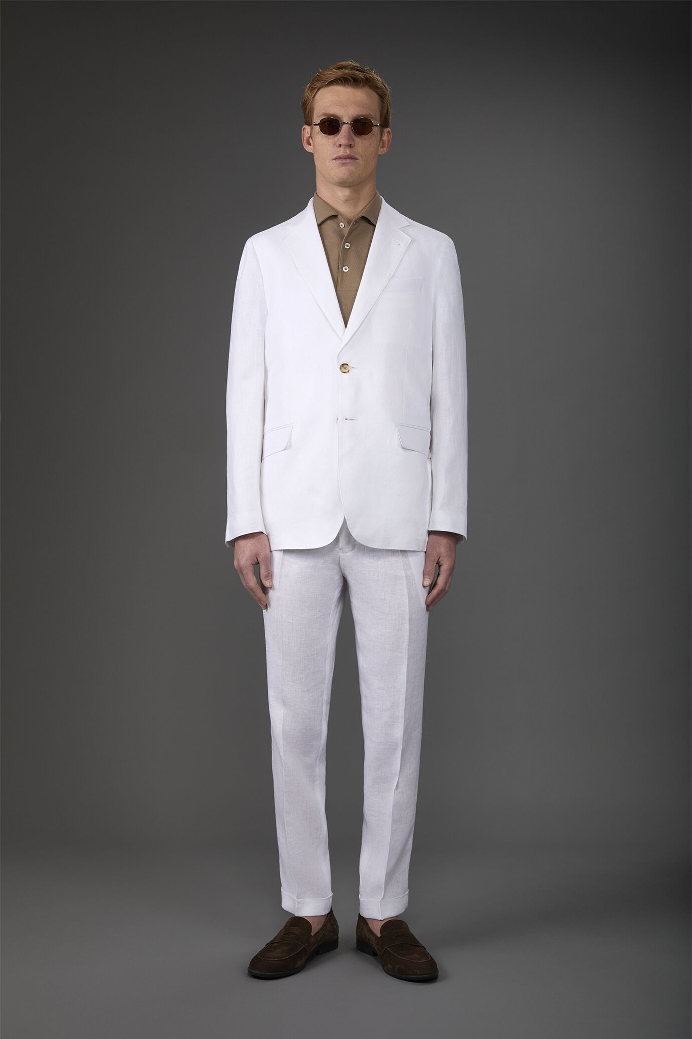 Single-breasted men's suit with flat front trousers, in 100% linen