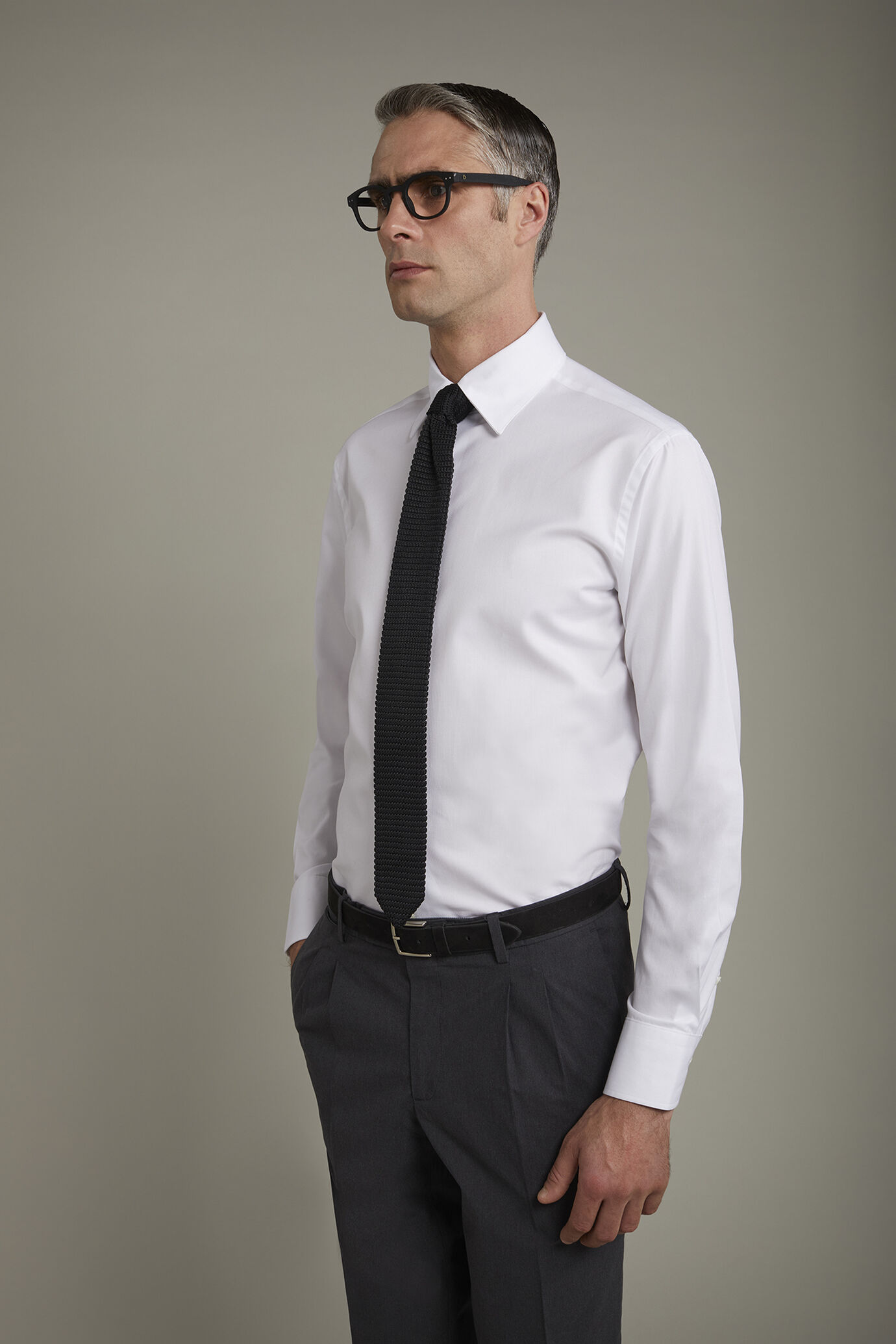 Einfarbiges, durchgefärbtes Herrenhemd mit klassischem Kragen aus 100 % gebundener Baumwolle in normaler Passform